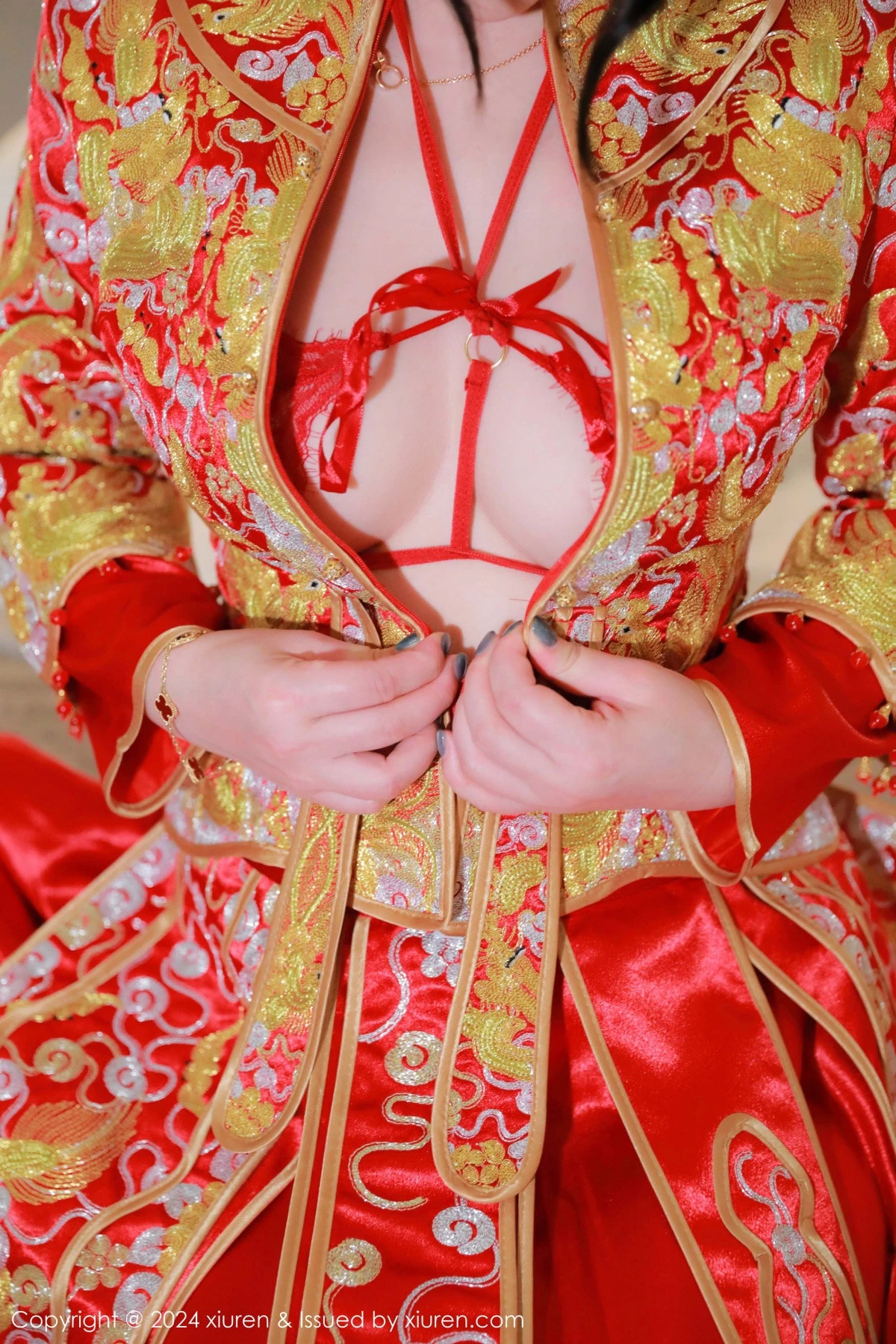 [[XiuRen秀人网]秀人网]No.9494_模特诗诗kiki性感红色新娘服饰露红色内衣秀惹火身材诱惑写真83P