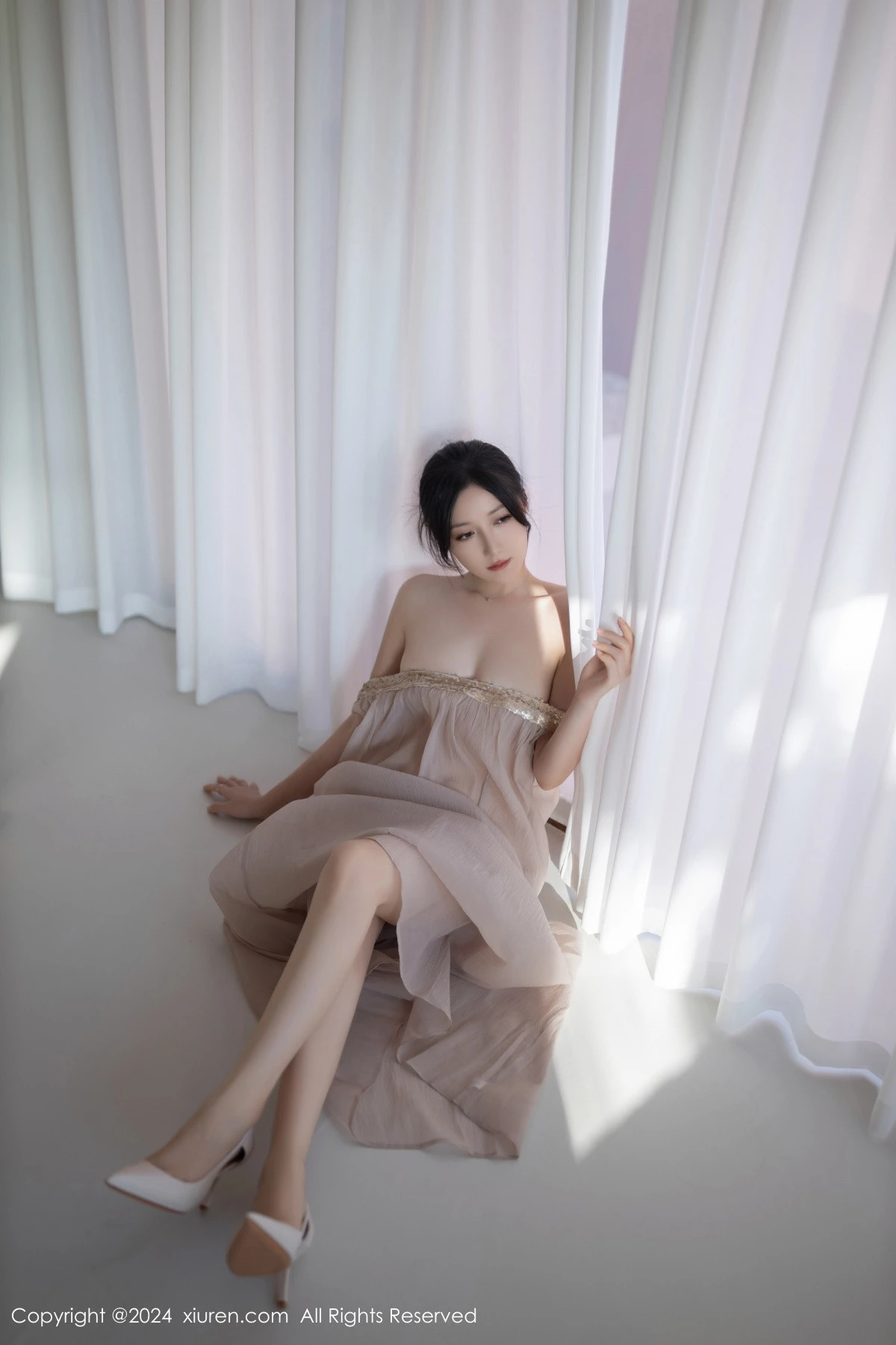 [[XiuRen秀人网]秀人网]No.9492_模特鱼子酱Fish芦苇场景性感紫色轻透连衣裙秀惹火身材诱惑写真80P