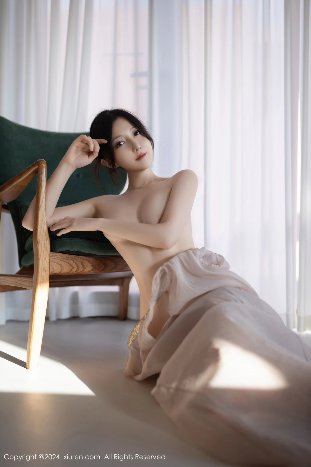 [[XiuRen秀人网]秀人网]No.9492_模特鱼子酱Fish芦苇场景性感紫色轻透连衣裙秀惹火身材诱惑写真80P