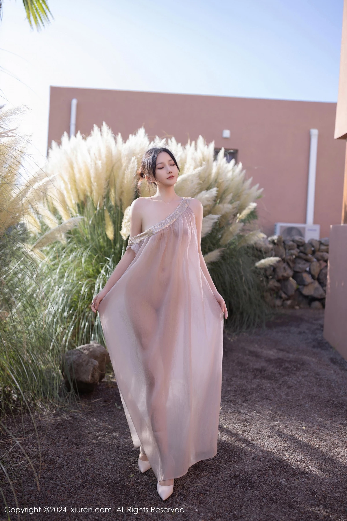 [[XiuRen秀人网]秀人网]No.9492_模特鱼子酱Fish芦苇场景性感紫色轻透连衣裙秀惹火身材诱惑写真80P