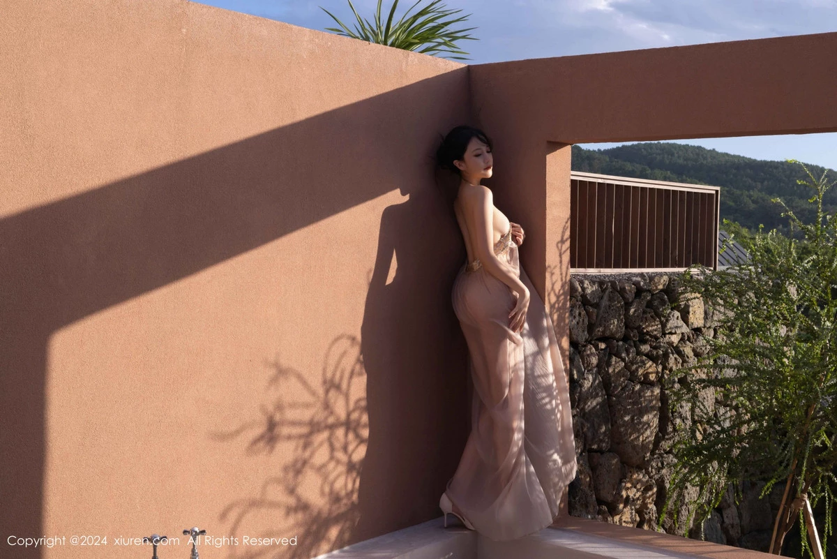 [[XiuRen秀人网]秀人网]No.9492_模特鱼子酱Fish芦苇场景性感紫色轻透连衣裙秀惹火身材诱惑写真80P