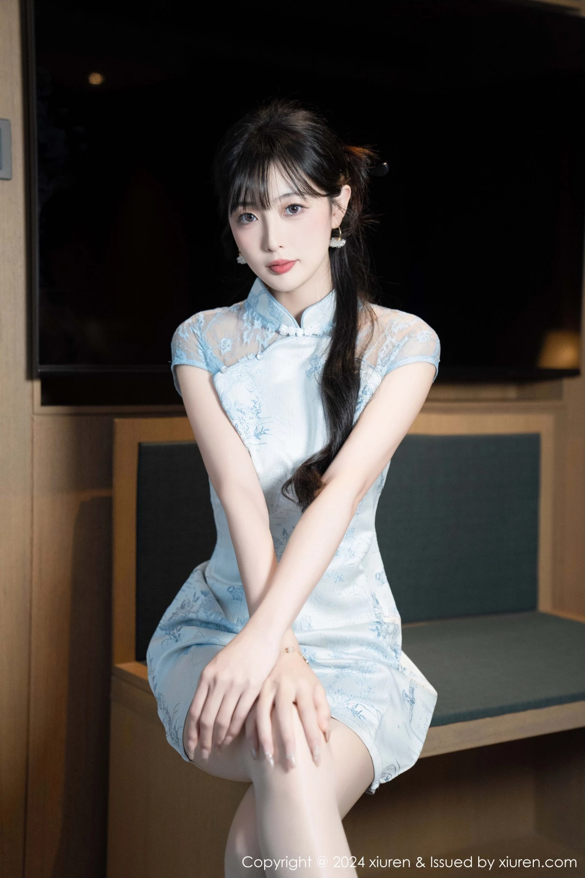 [[XiuRen秀人网]秀人网]No.9487_模特林星阑性感浅色短旗袍露白色内衣配超薄肉丝秀美腿诱惑写真82P