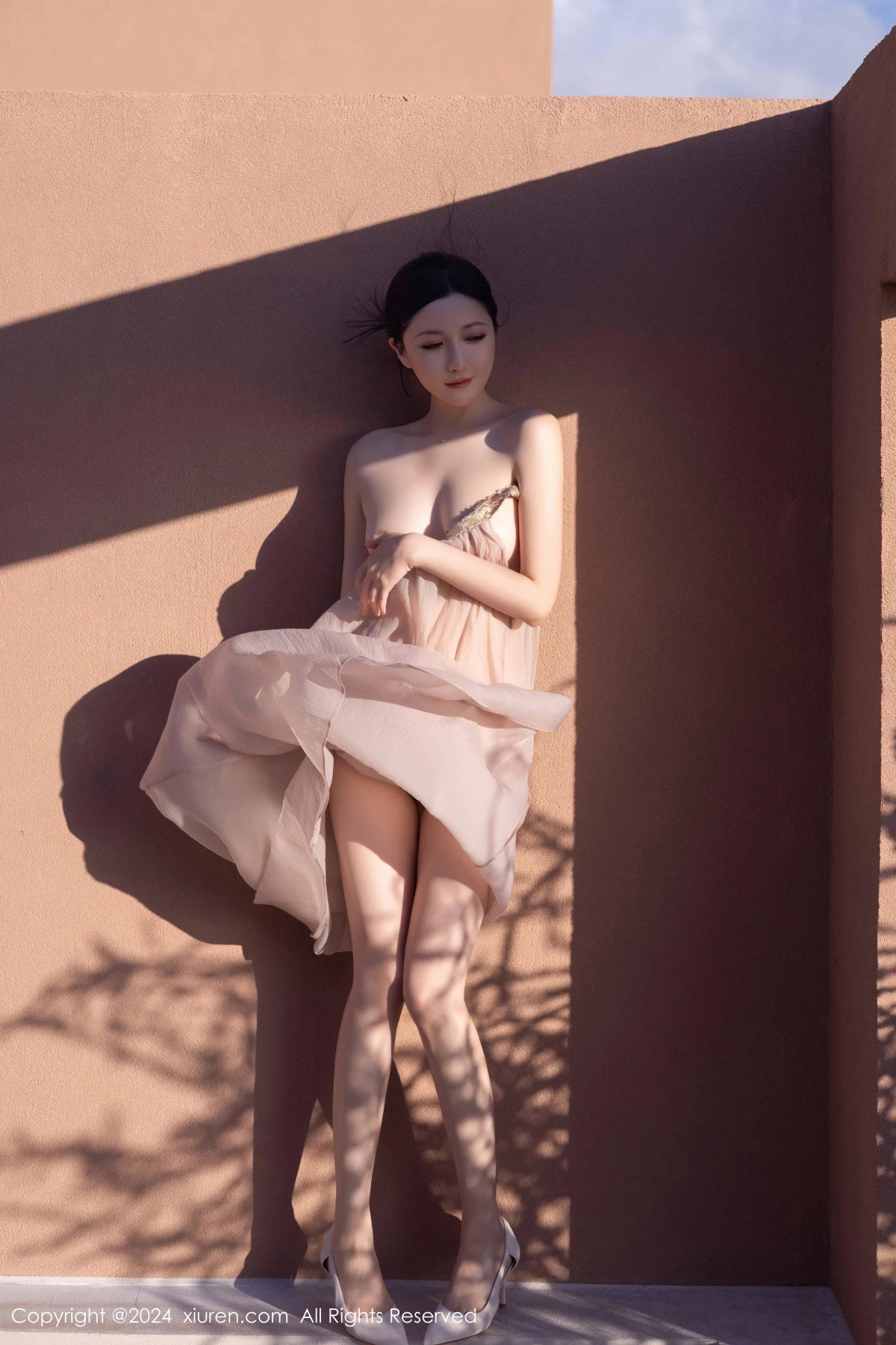 [[XiuRen秀人网]秀人网]No.9492_模特鱼子酱Fish芦苇场景性感紫色轻透连衣裙秀惹火身材诱惑写真80P