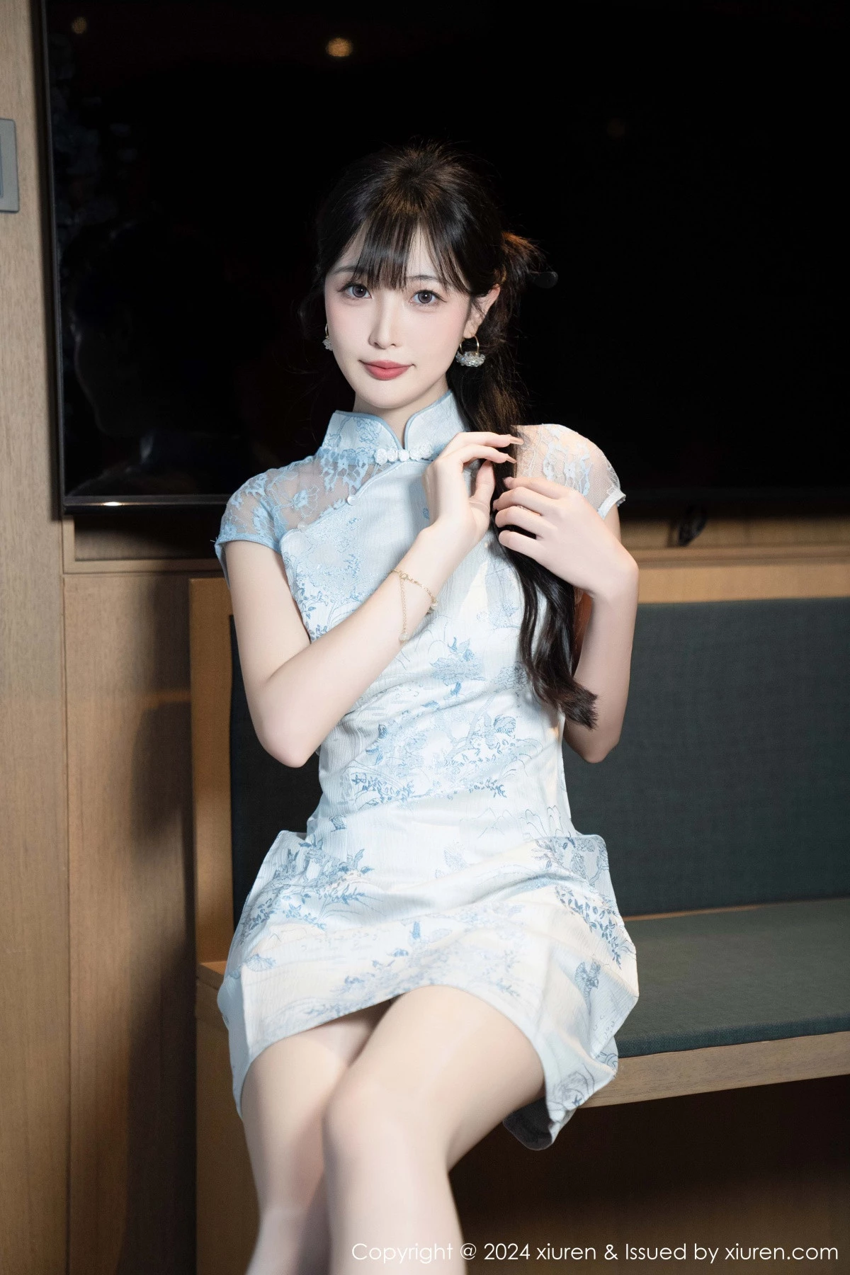 [[XiuRen秀人网]秀人网]No.9487_模特林星阑性感浅色短旗袍露白色内衣配超薄肉丝秀美腿诱惑写真82P