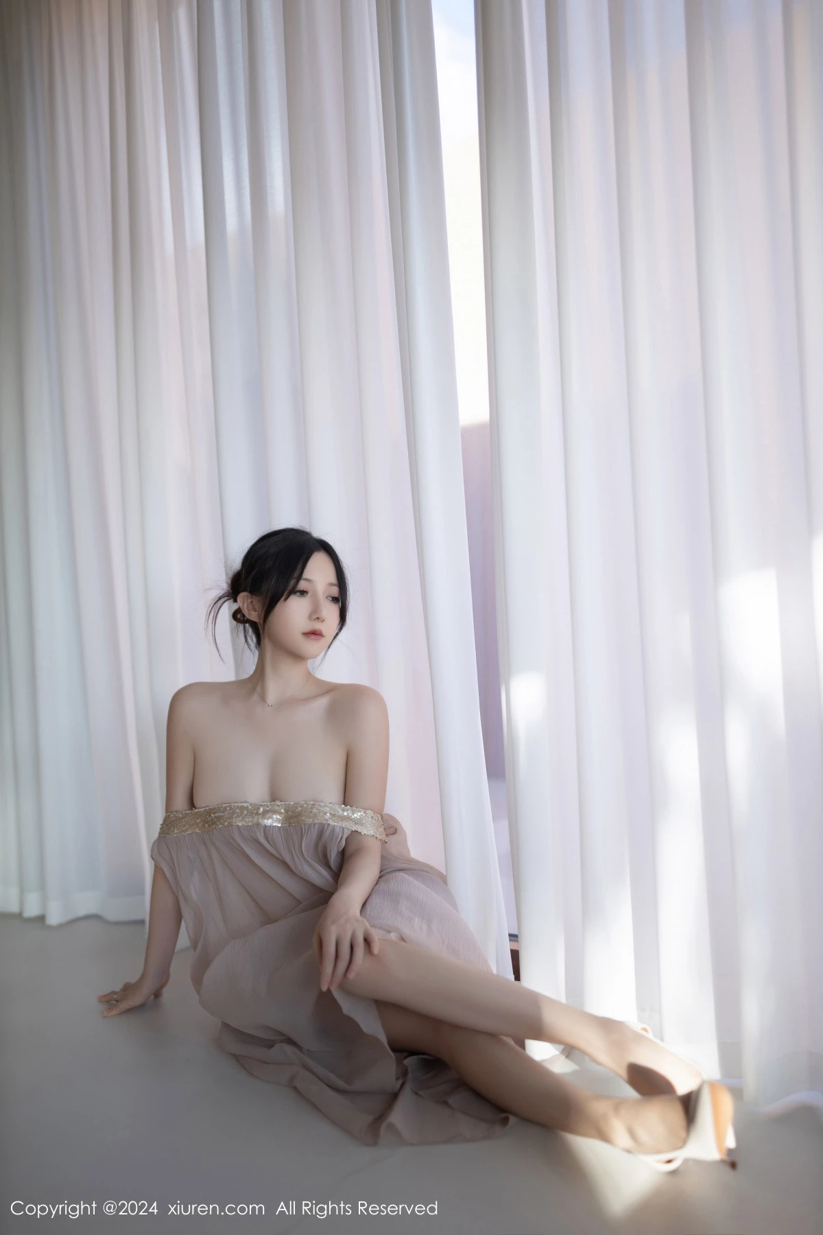 [[XiuRen秀人网]秀人网]No.9492_模特鱼子酱Fish芦苇场景性感紫色轻透连衣裙秀惹火身材诱惑写真80P