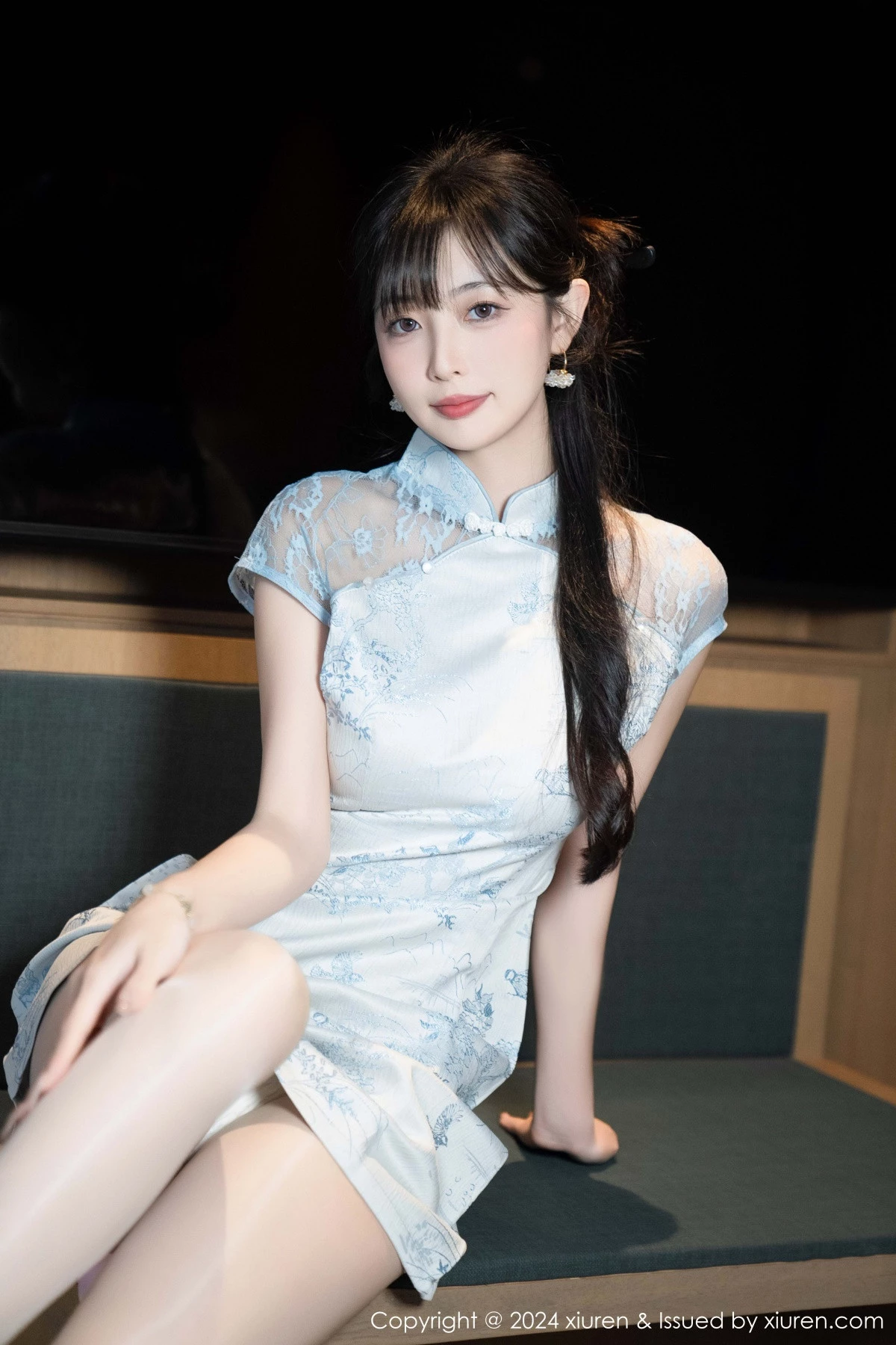 [[XiuRen秀人网]秀人网]No.9487_模特林星阑性感浅色短旗袍露白色内衣配超薄肉丝秀美腿诱惑写真82P