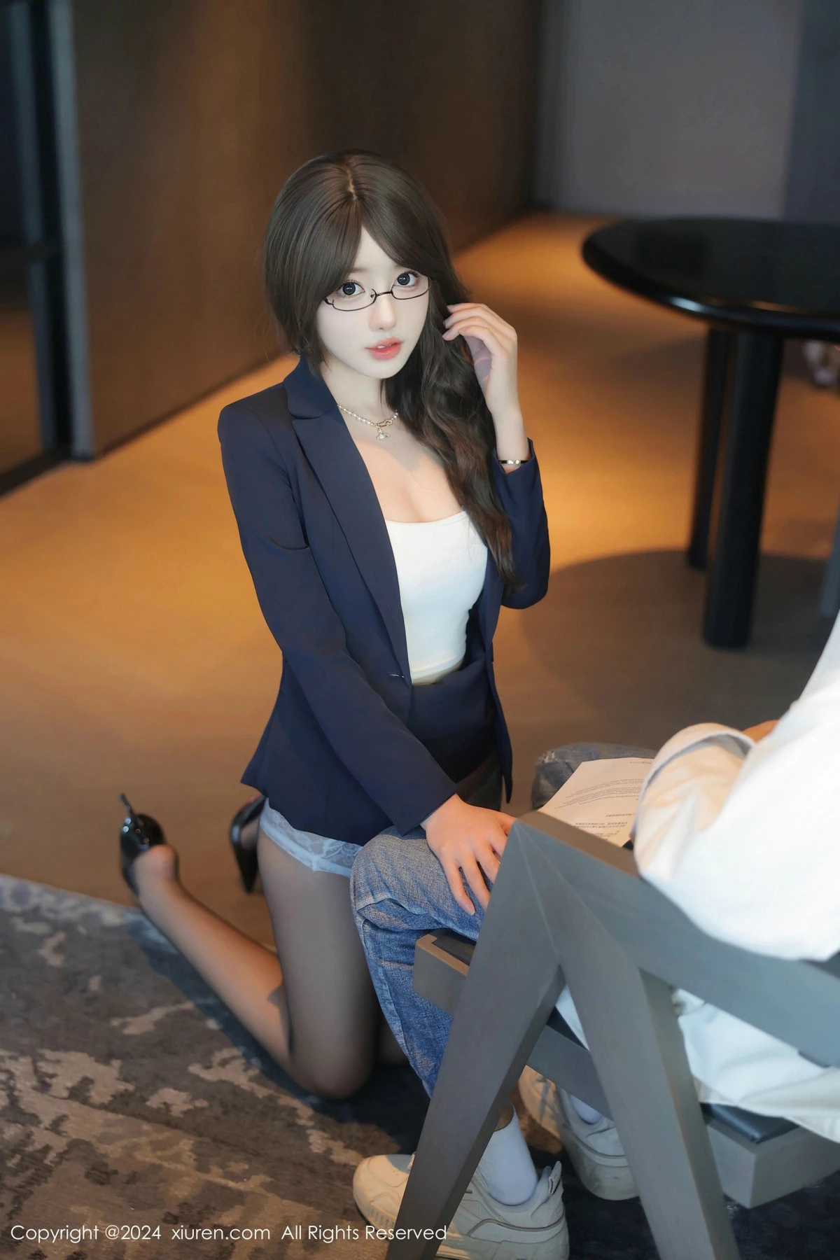 [[XiuRen秀人网]秀人网]No.9486_模特桃妖夭性感OL服饰露白色内衣配超薄黑丝秀曼妙身姿诱惑写真72P