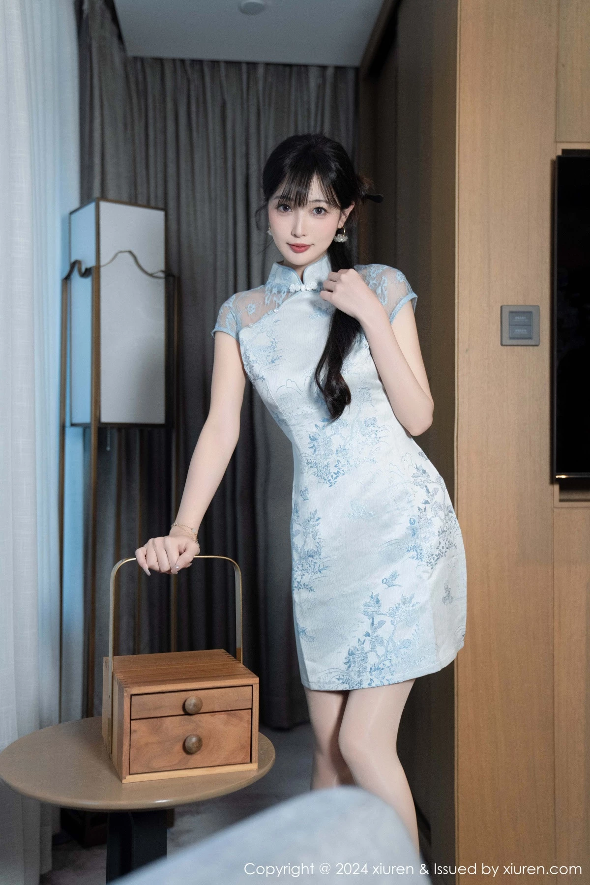 [[XiuRen秀人网]秀人网]No.9487_模特林星阑性感浅色短旗袍露白色内衣配超薄肉丝秀美腿诱惑写真82P