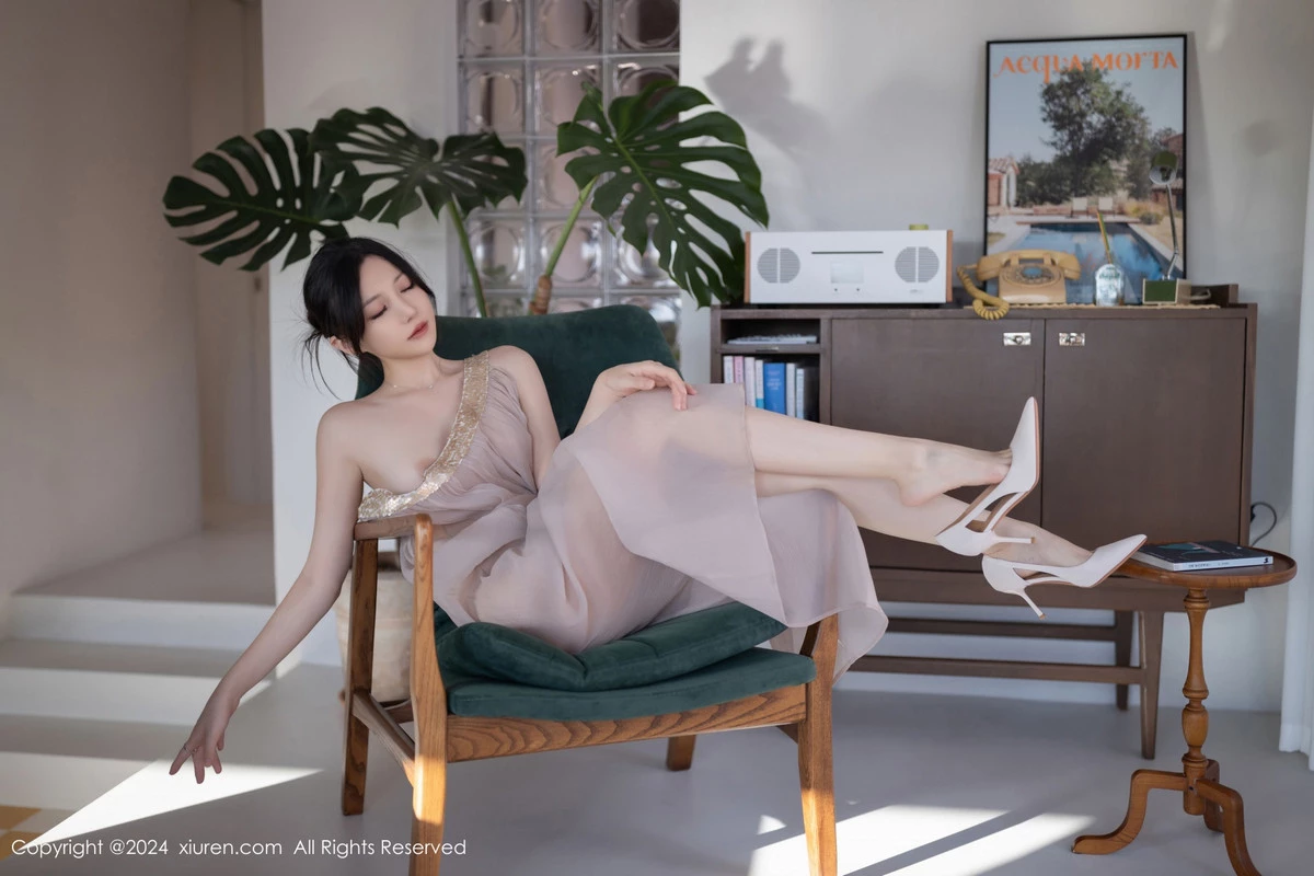 [[XiuRen秀人网]秀人网]No.9492_模特鱼子酱Fish芦苇场景性感紫色轻透连衣裙秀惹火身材诱惑写真80P