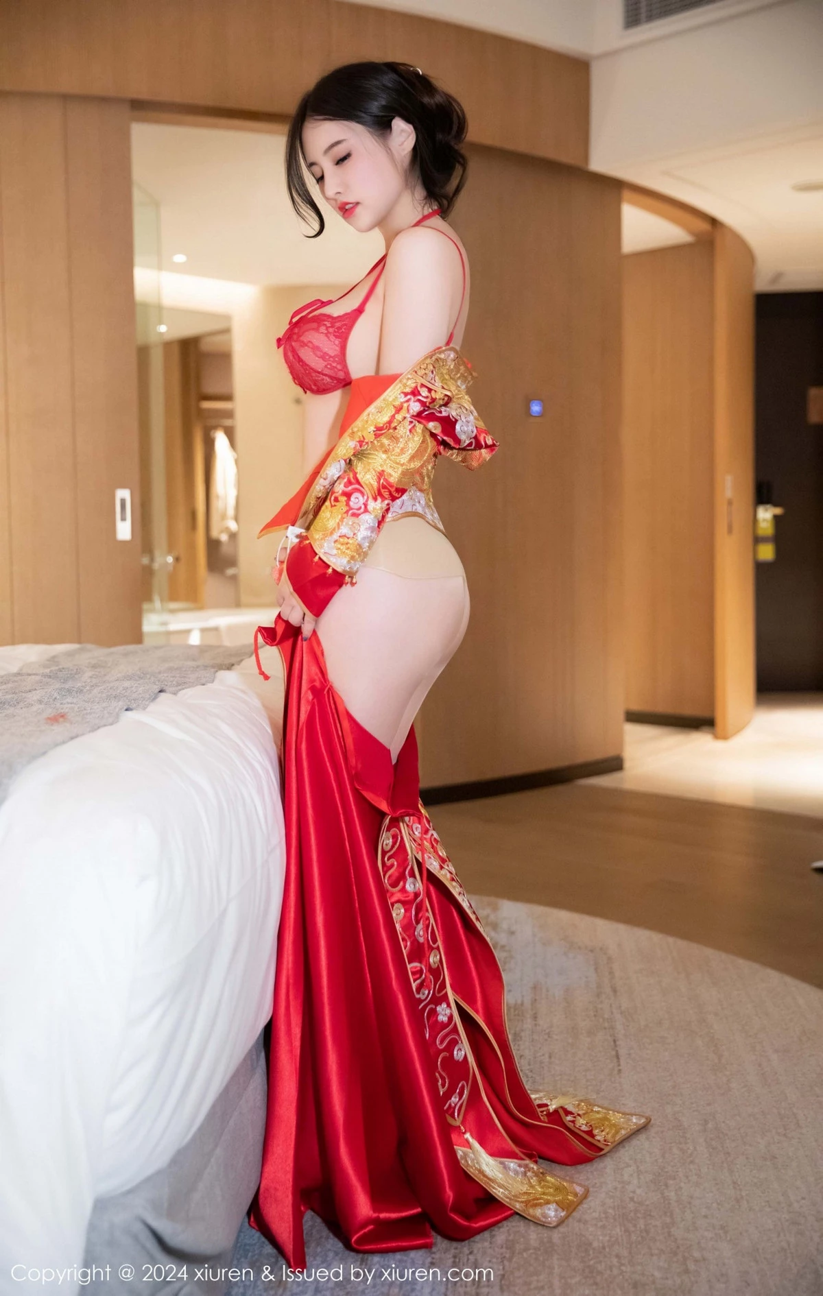 [[XiuRen秀人网]秀人网]No.9494_模特诗诗kiki性感红色新娘服饰露红色内衣秀惹火身材诱惑写真83P