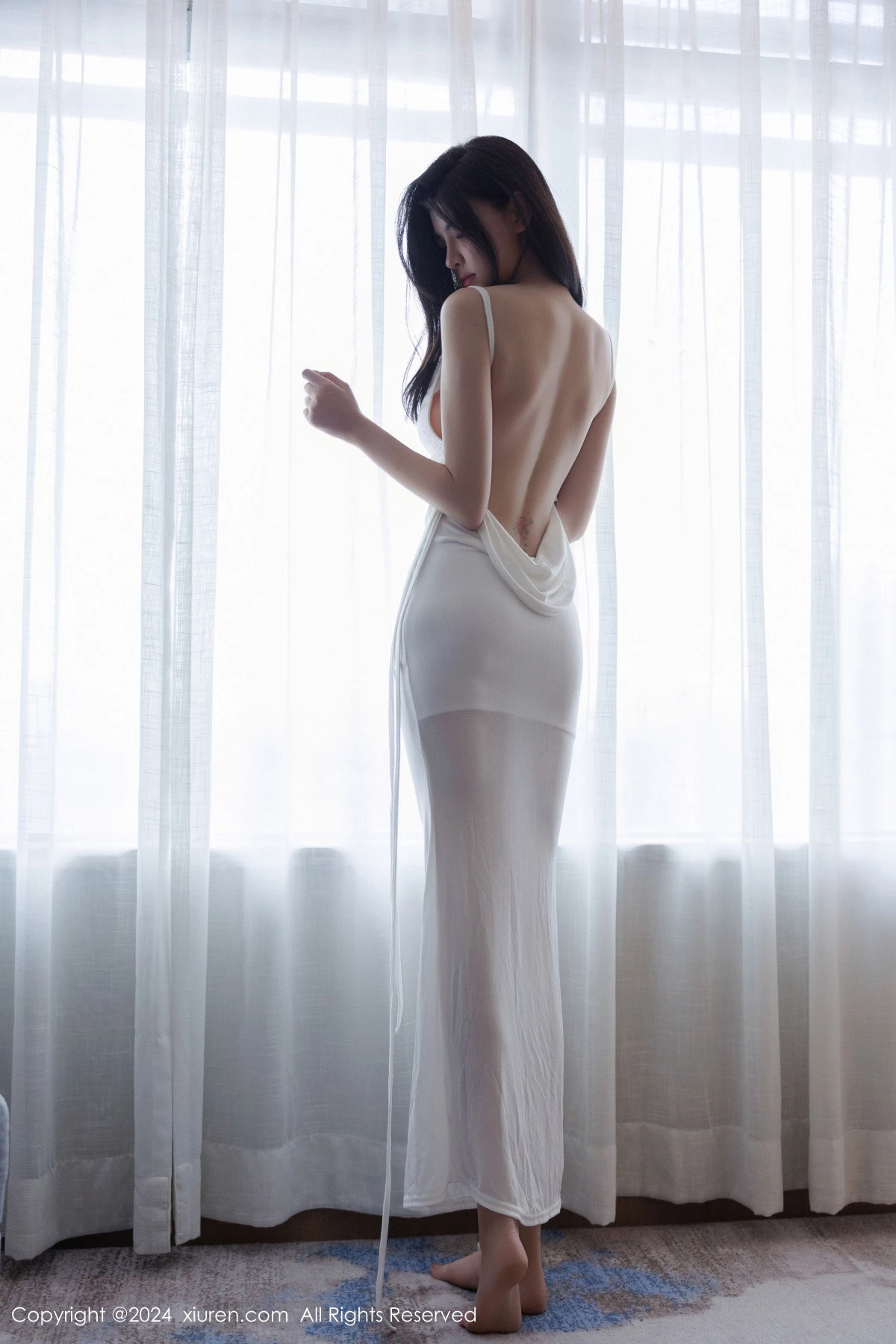 [[XiuRen秀人网]秀人网]No.9499_模特初梦瑶性感白色连衣长裙+黑色蕾丝服饰秀曼妙身姿诱惑写真90P