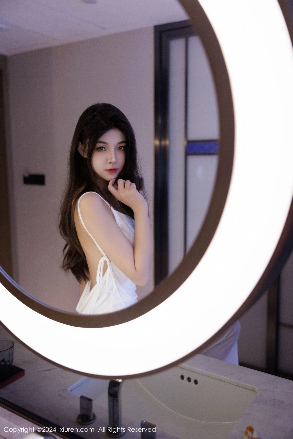 [[XiuRen秀人网]秀人网]No.9499_模特初梦瑶性感白色连衣长裙+黑色蕾丝服饰秀曼妙身姿诱惑写真90P