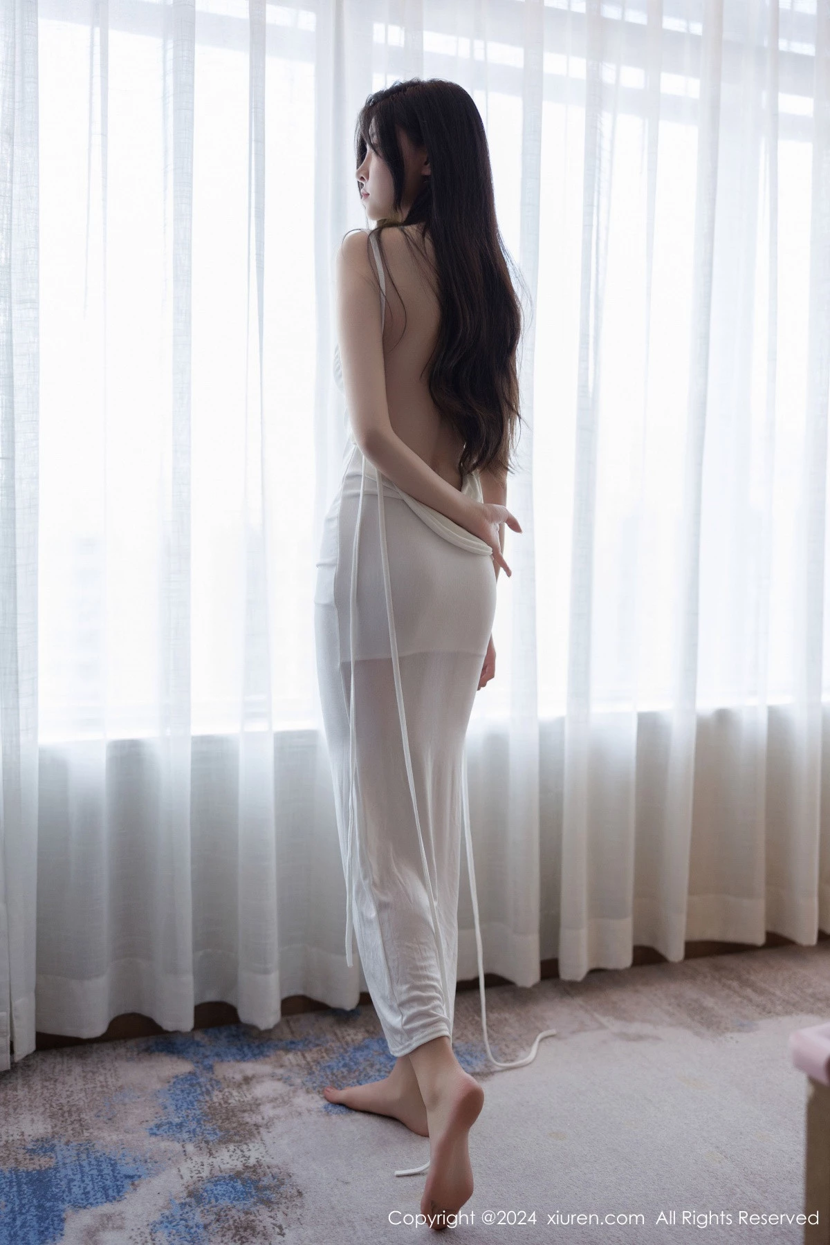 [[XiuRen秀人网]秀人网]No.9499_模特初梦瑶性感白色连衣长裙+黑色蕾丝服饰秀曼妙身姿诱惑写真90P