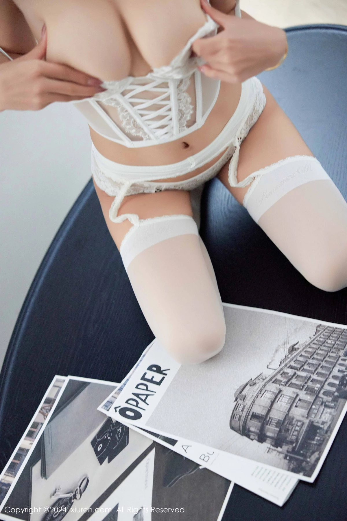 [[XiuRen秀人网]秀人网]No.9498_模特Lingyu69性感法式白色蕾丝内衣配白丝袜秀曼妙身姿诱惑写真67P