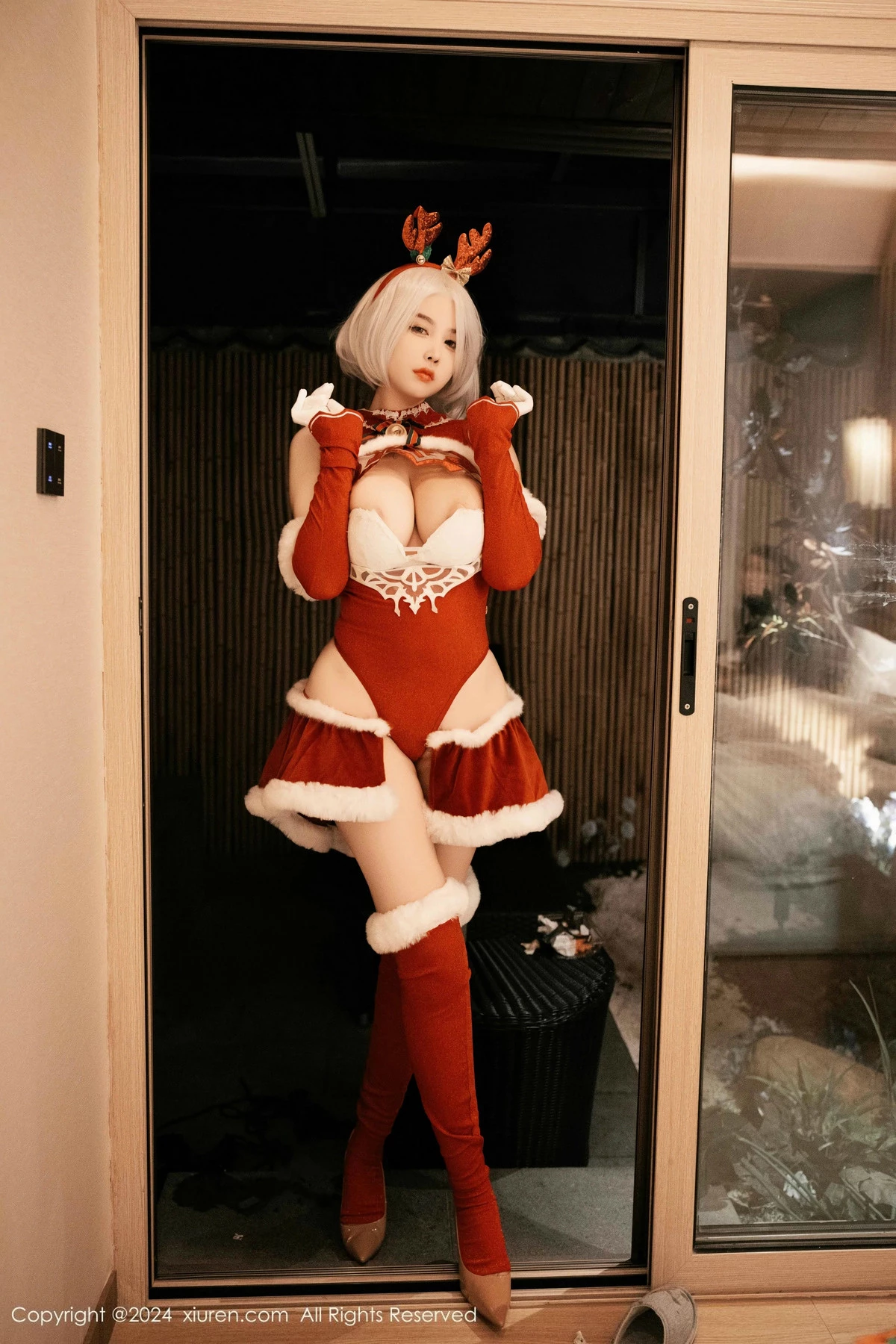 [[XiuRen秀人网]秀人网]No.9660_模特樱桃小犊子性感红色圣诞装扮半脱秀丰满身材完美诱惑写真55P