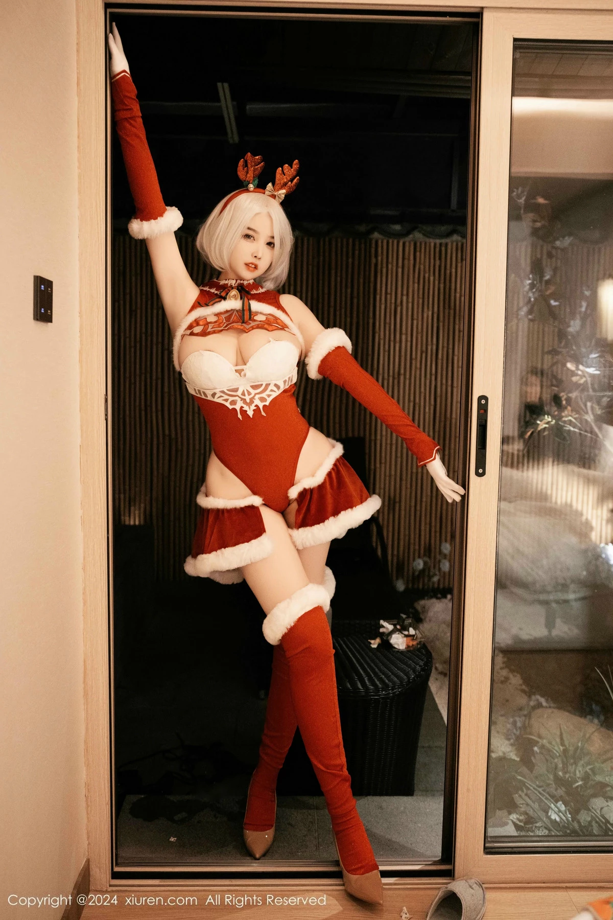 [[XiuRen秀人网]秀人网]No.9660_模特樱桃小犊子性感红色圣诞装扮半脱秀丰满身材完美诱惑写真55P