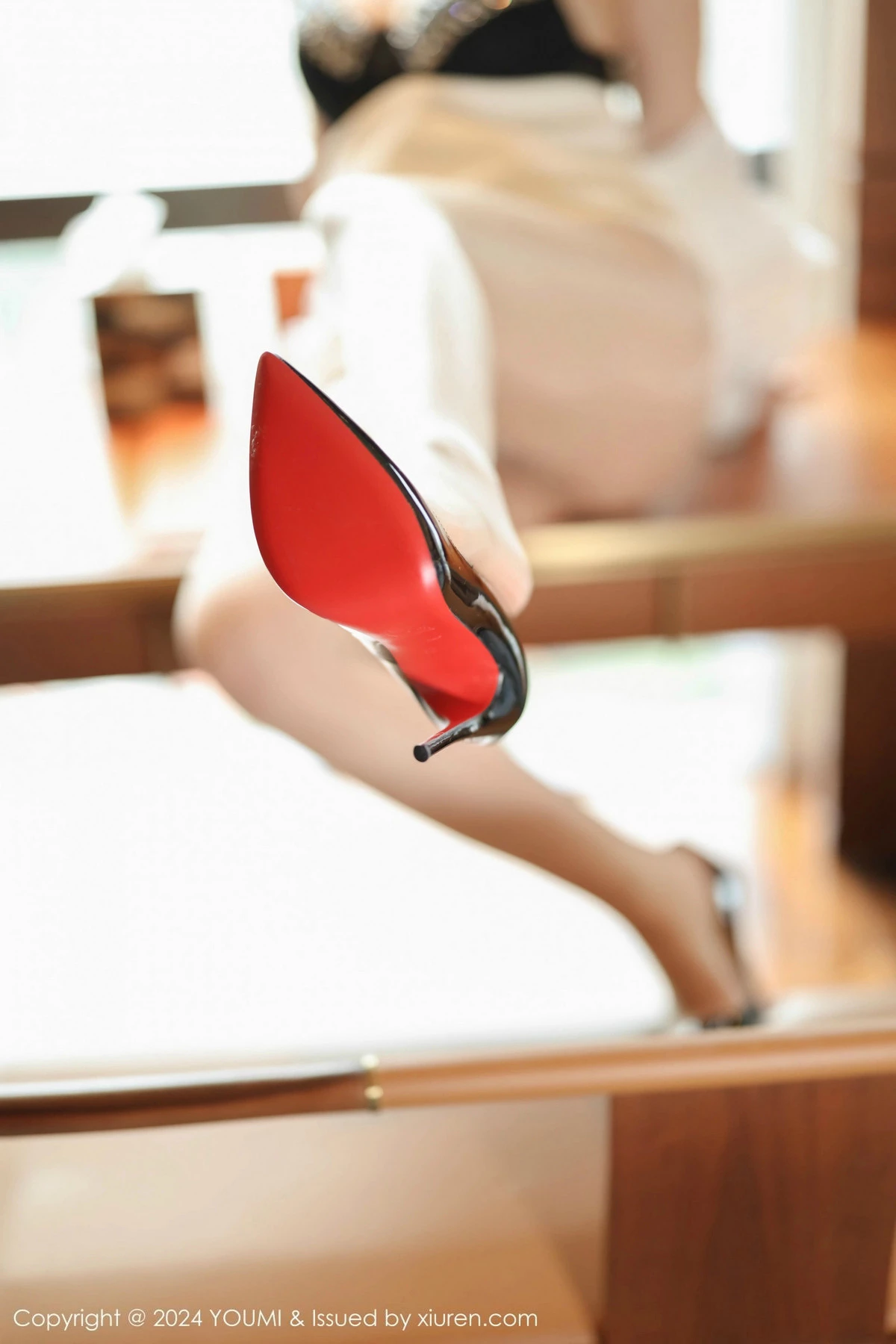 [YouMi尤蜜荟]Vol.1116_模特小海臀Rena白色服饰露黑色内衣配超薄肉丝秀翘臀诱惑写真71P