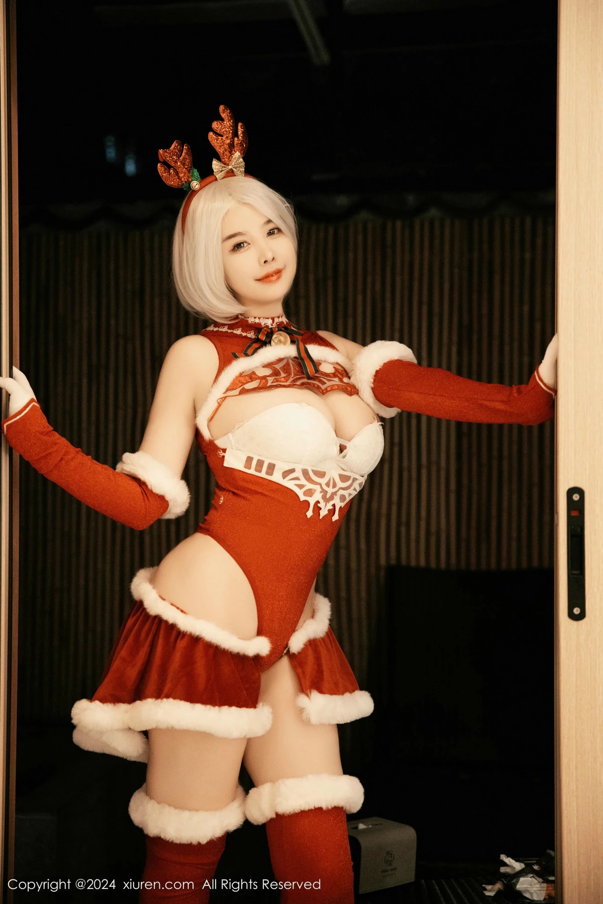 [[XiuRen秀人网]秀人网]No.9660_模特樱桃小犊子性感红色圣诞装扮半脱秀丰满身材完美诱惑写真55P