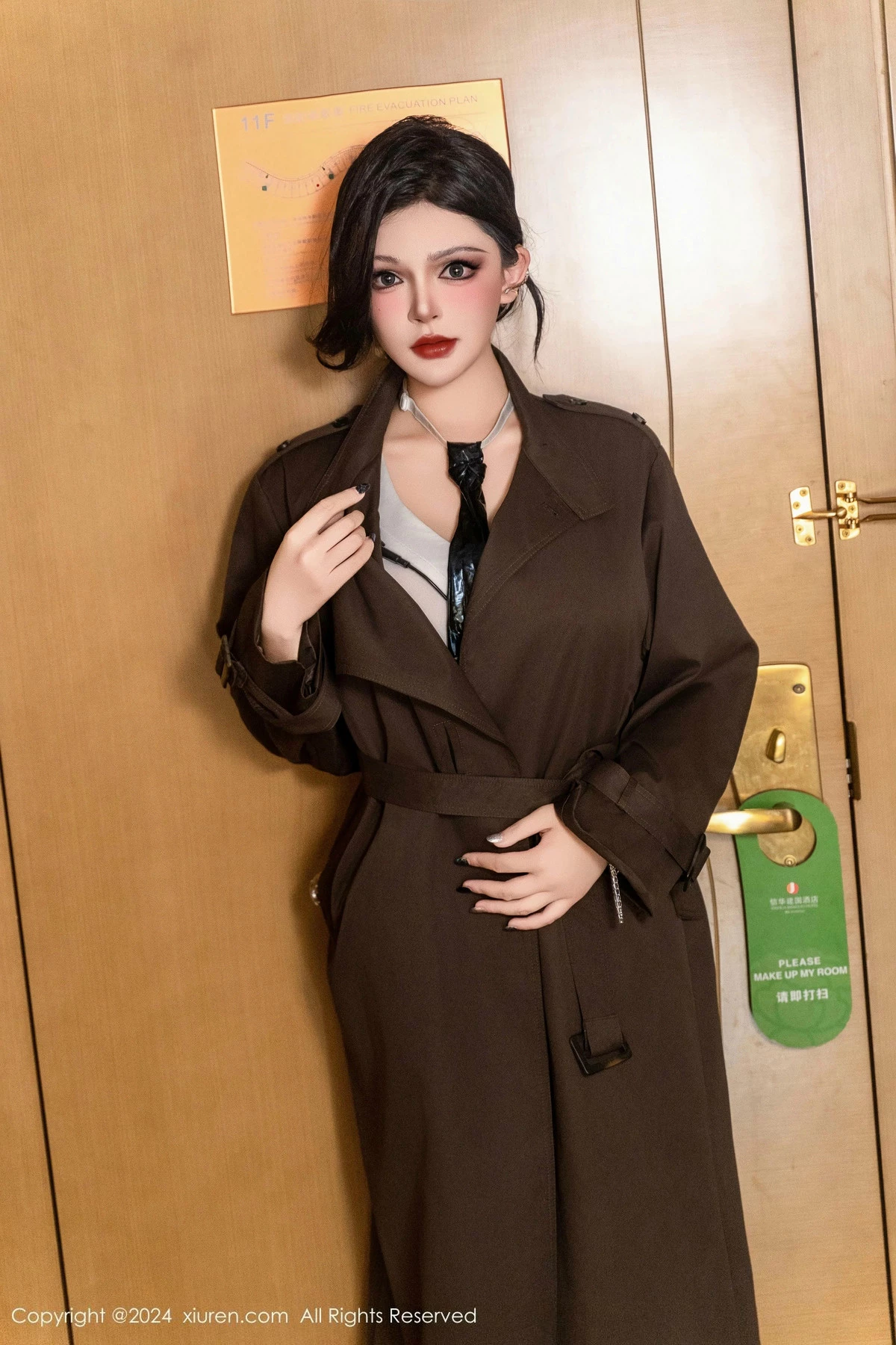 [[XiuRen秀人网]秀人网]No.9661_模特伊丽莎有点白性感黑色皮短裙配黑丝袜秀惹火身材诱惑写真101P