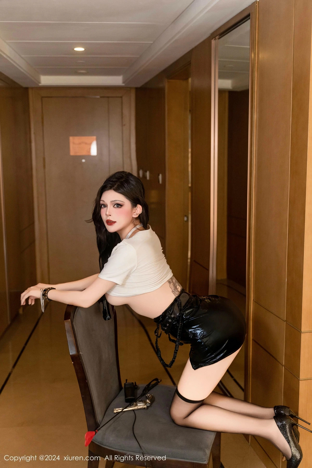 [[XiuRen秀人网]秀人网]No.9661_模特伊丽莎有点白性感黑色皮短裙配黑丝袜秀惹火身材诱惑写真101P