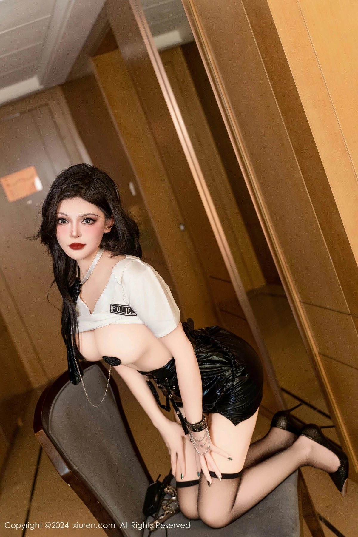 [[XiuRen秀人网]秀人网]No.9661_模特伊丽莎有点白性感黑色皮短裙配黑丝袜秀惹火身材诱惑写真101P