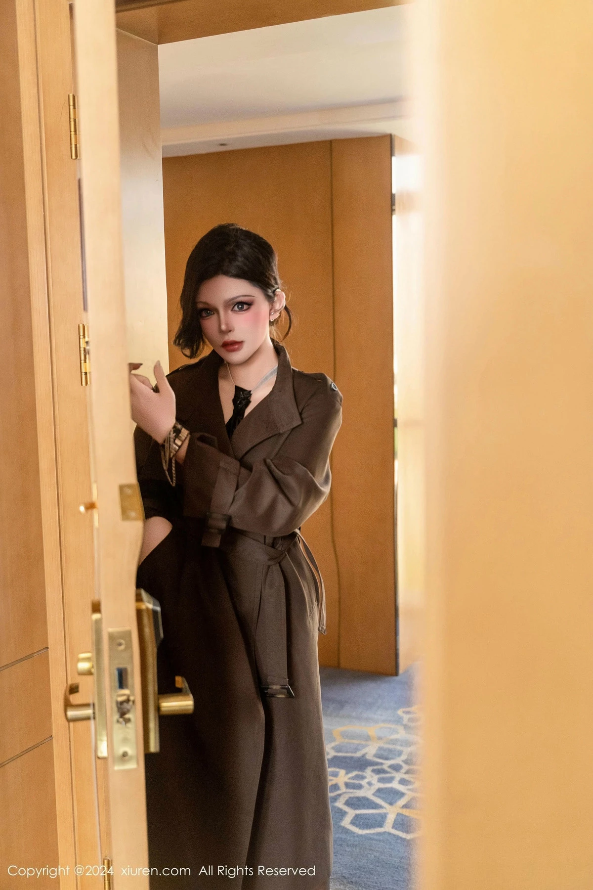 [[XiuRen秀人网]秀人网]No.9661_模特伊丽莎有点白性感黑色皮短裙配黑丝袜秀惹火身材诱惑写真101P