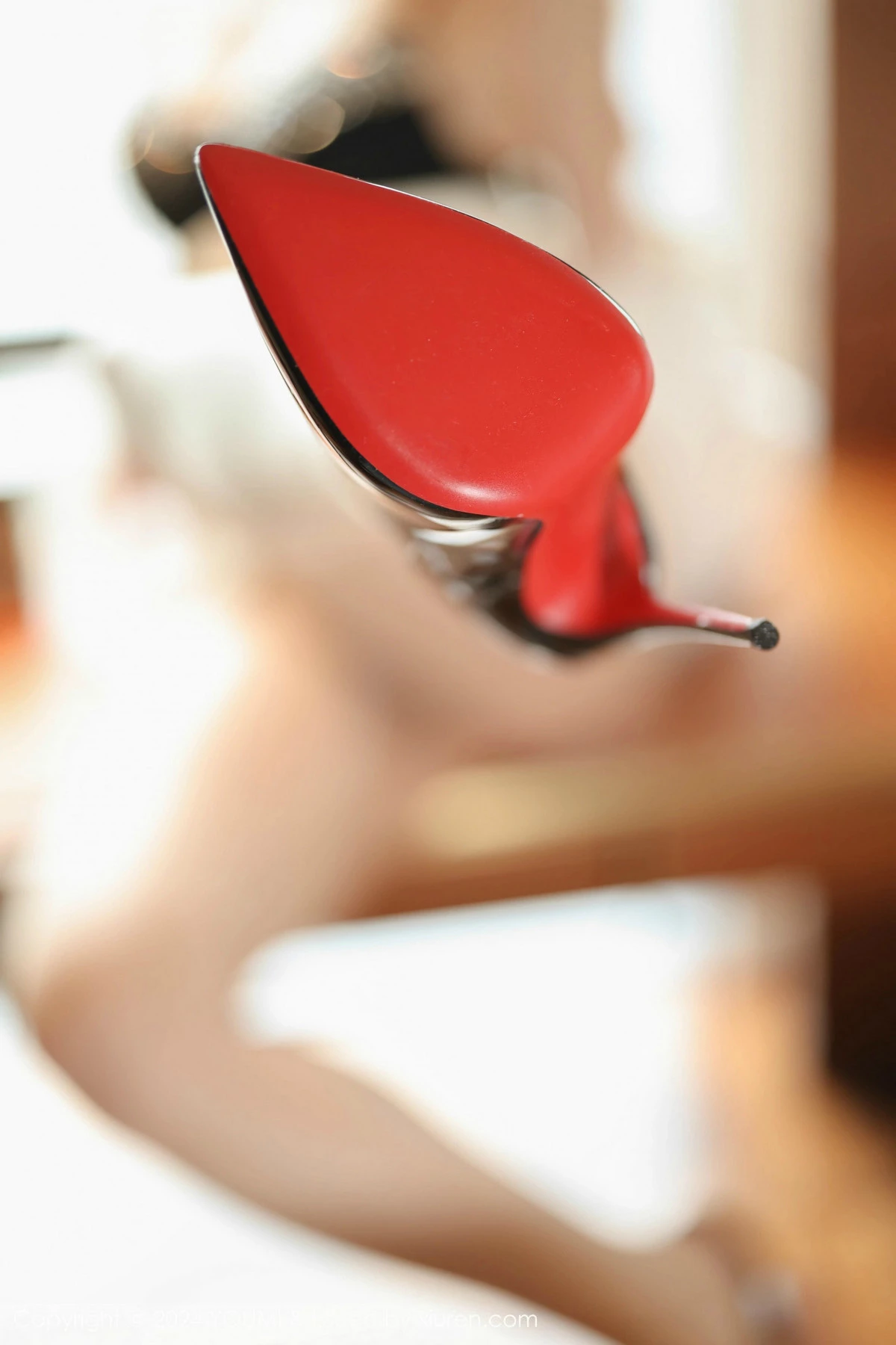 [YouMi尤蜜荟]Vol.1116_模特小海臀Rena白色服饰露黑色内衣配超薄肉丝秀翘臀诱惑写真71P