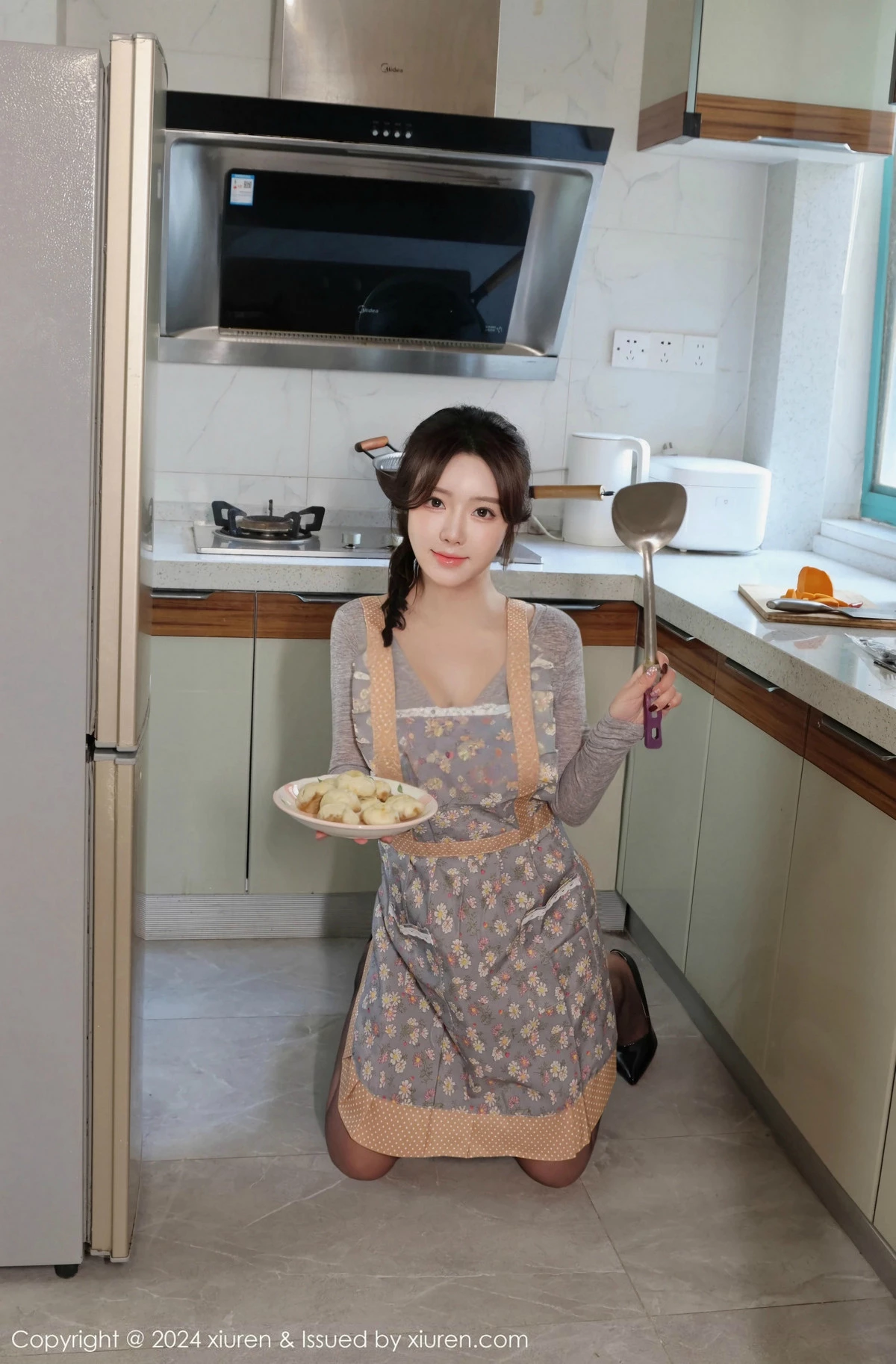 [[XiuRen秀人网]秀人网]No.9673_模特小薯条nienie聚会场景性感围裙配超薄黑丝秀曼妙身姿诱惑写真92P