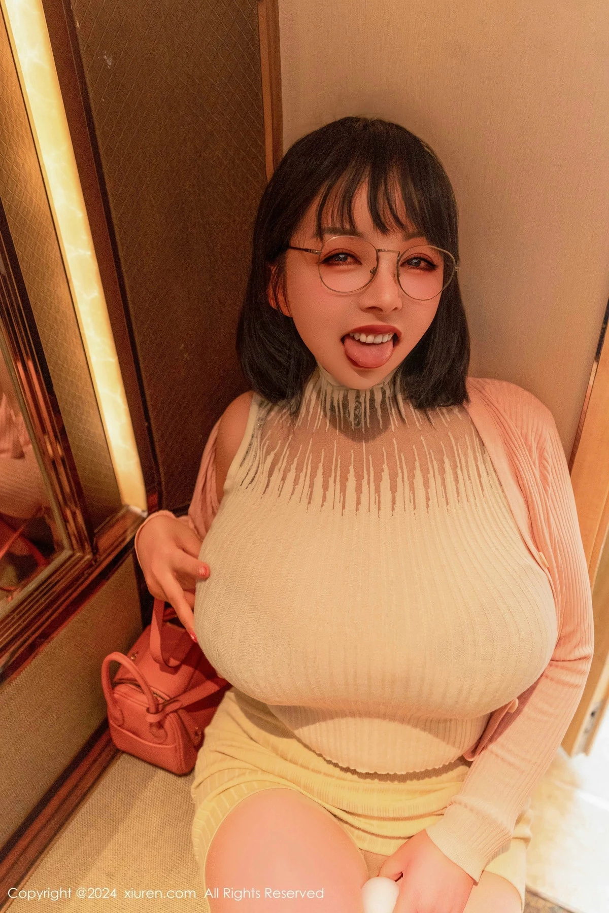 [[XiuRen秀人网]秀人网]No.9685_新人模特油田溪溪性感粉色外衣露豹纹内衣秀丰满身姿诱惑写真97P