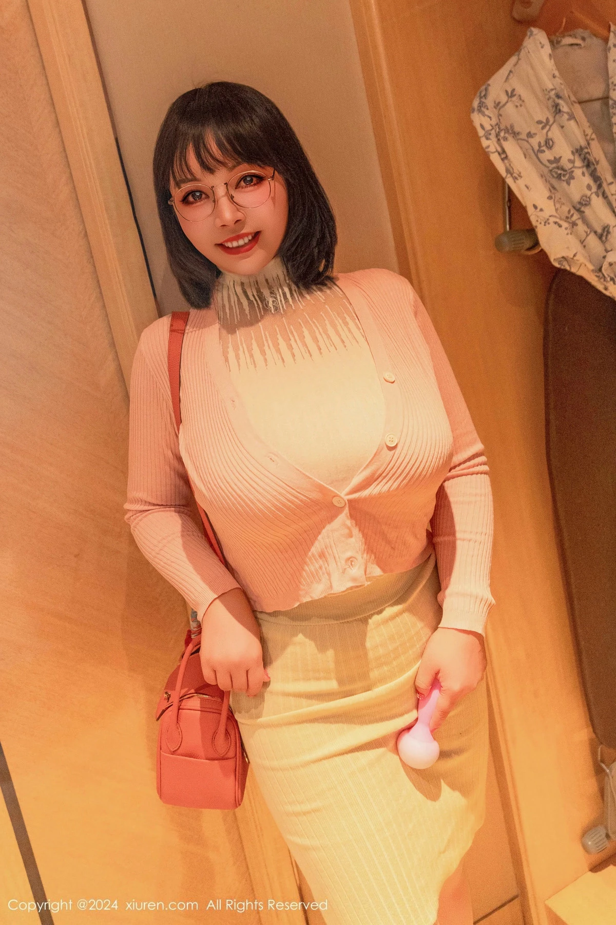 [[XiuRen秀人网]秀人网]No.9685_新人模特油田溪溪性感粉色外衣露豹纹内衣秀丰满身姿诱惑写真97P