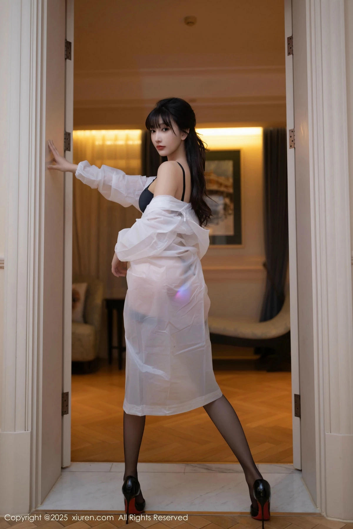 [[XiuRen秀人网]秀人网]No.9700_模特陆萱萱白色雨衣露性感黑色内衣配黑丝袜秀曼妙身姿诱惑写真80P