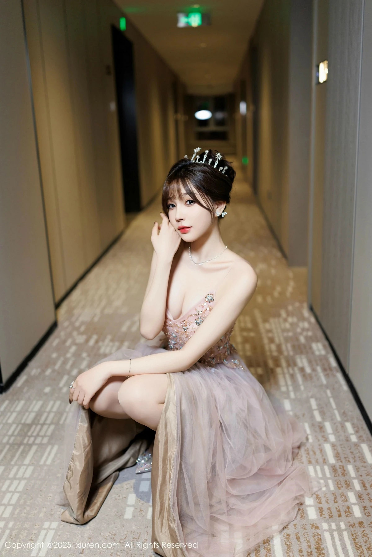 [[XiuRen秀人网]秀人网]No.9699_女神徐莉芝Booty性感碎花连衣裙配超薄肉丝秀完美身材诱惑写真100P