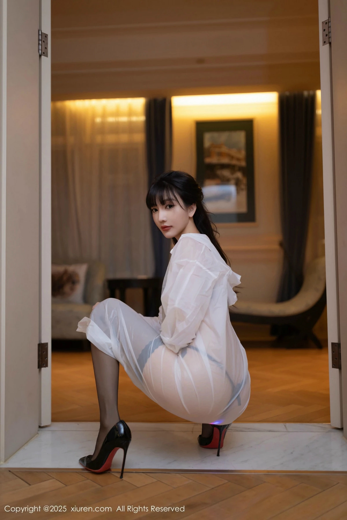 [[XiuRen秀人网]秀人网]No.9700_模特陆萱萱白色雨衣露性感黑色内衣配黑丝袜秀曼妙身姿诱惑写真80P