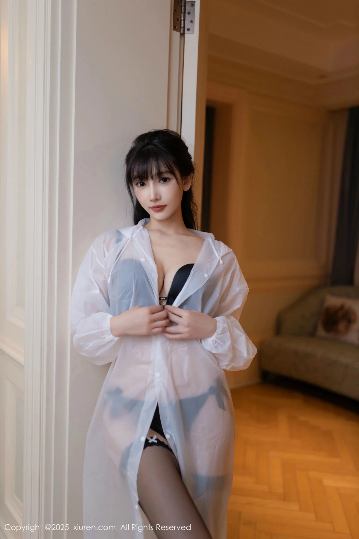 [[XiuRen秀人网]秀人网]No.9700_模特陆萱萱白色雨衣露性感黑色内衣配黑丝袜秀曼妙身姿诱惑写真80P