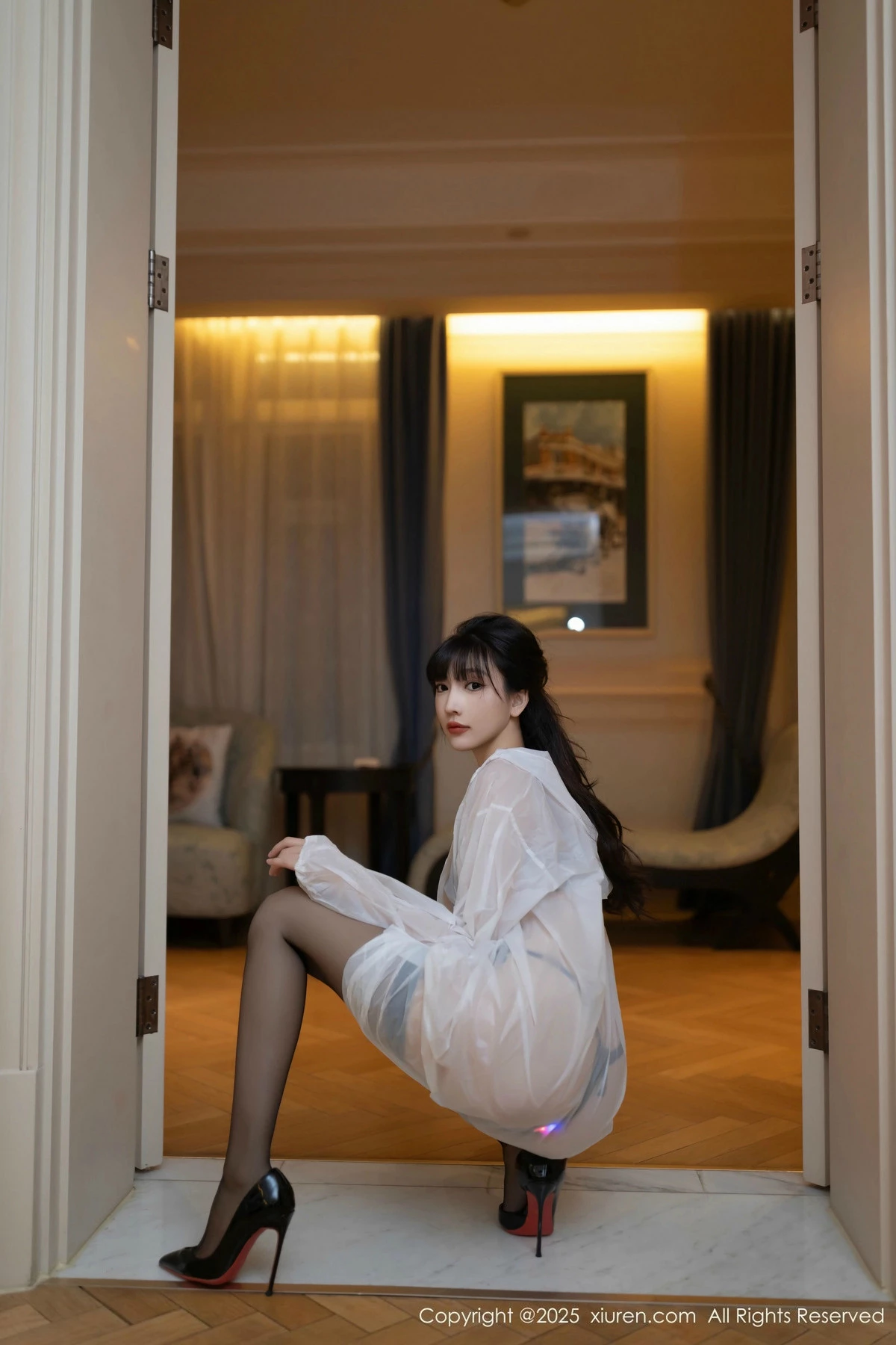 [[XiuRen秀人网]秀人网]No.9700_模特陆萱萱白色雨衣露性感黑色内衣配黑丝袜秀曼妙身姿诱惑写真80P