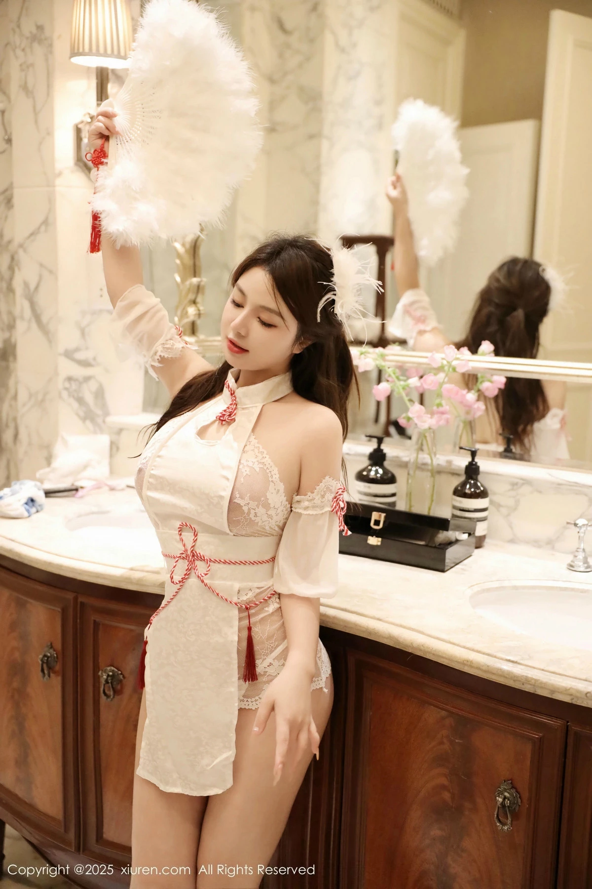 [[XiuRen秀人网]秀人网]No.9698_模特沈思怡性感白色旗袍露白色情趣内衣秀丰腴身材完美诱惑写真61P