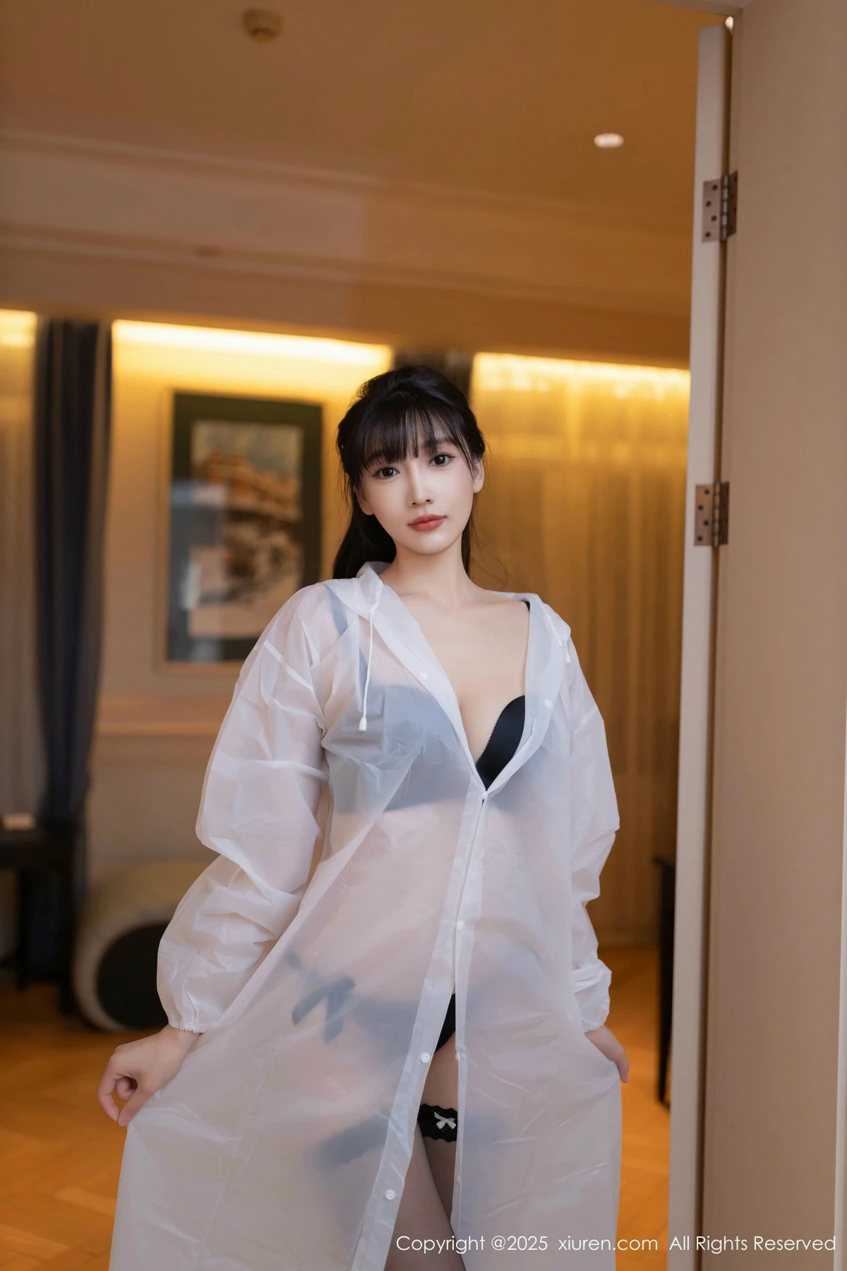 [[XiuRen秀人网]秀人网]No.9700_模特陆萱萱白色雨衣露性感黑色内衣配黑丝袜秀曼妙身姿诱惑写真80P