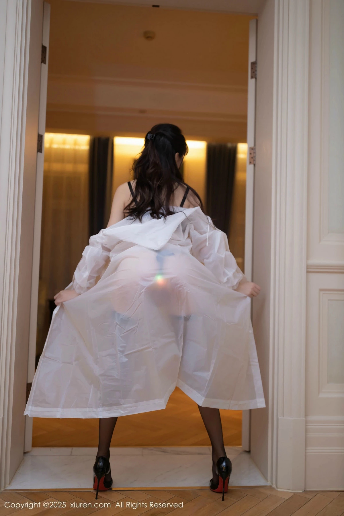 [[XiuRen秀人网]秀人网]No.9700_模特陆萱萱白色雨衣露性感黑色内衣配黑丝袜秀曼妙身姿诱惑写真80P