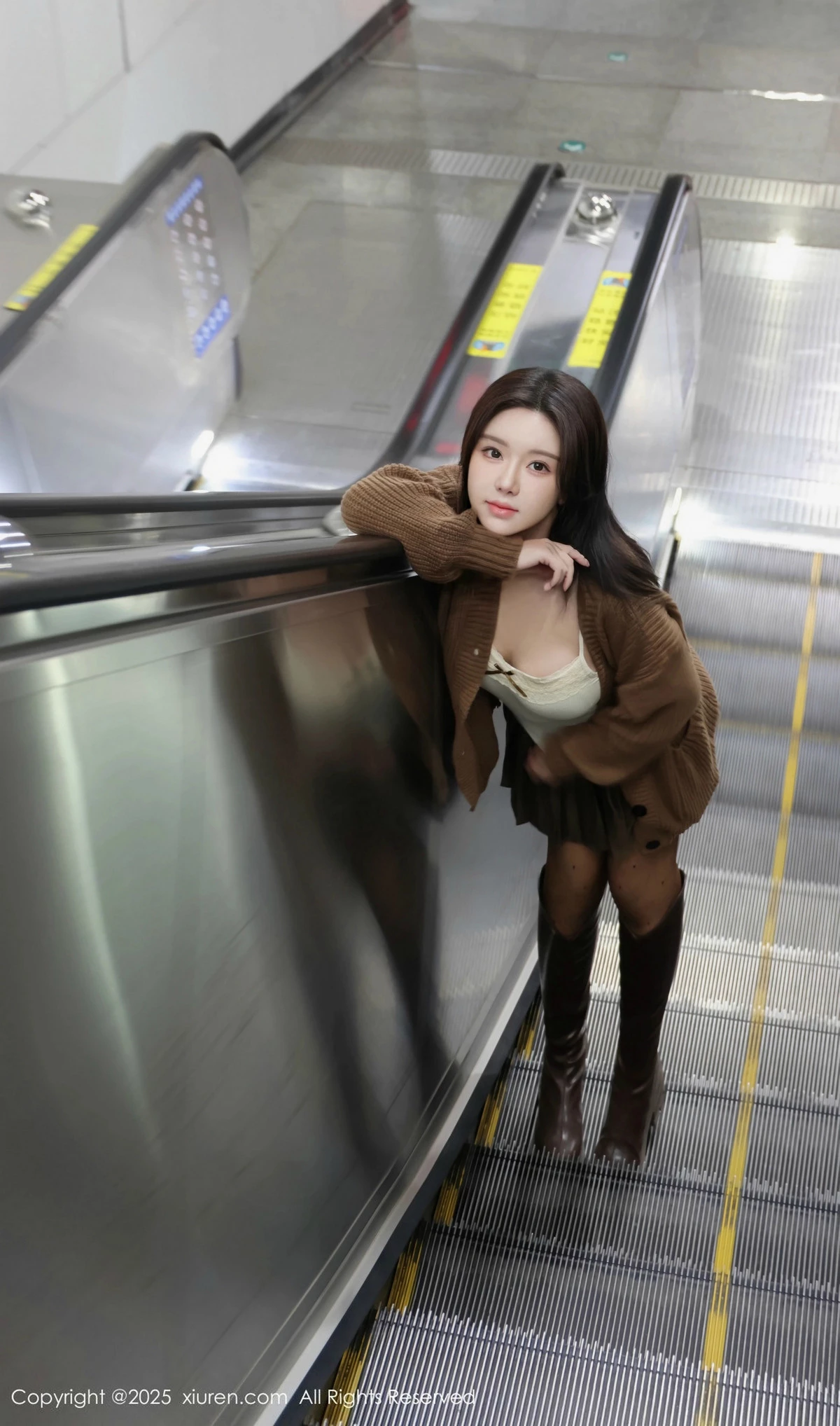 [[XiuRen秀人网]秀人网]No.9708_模特小薯条nienie深色短裙配白色吊带露超薄黑丝秀美腿诱惑写真72P