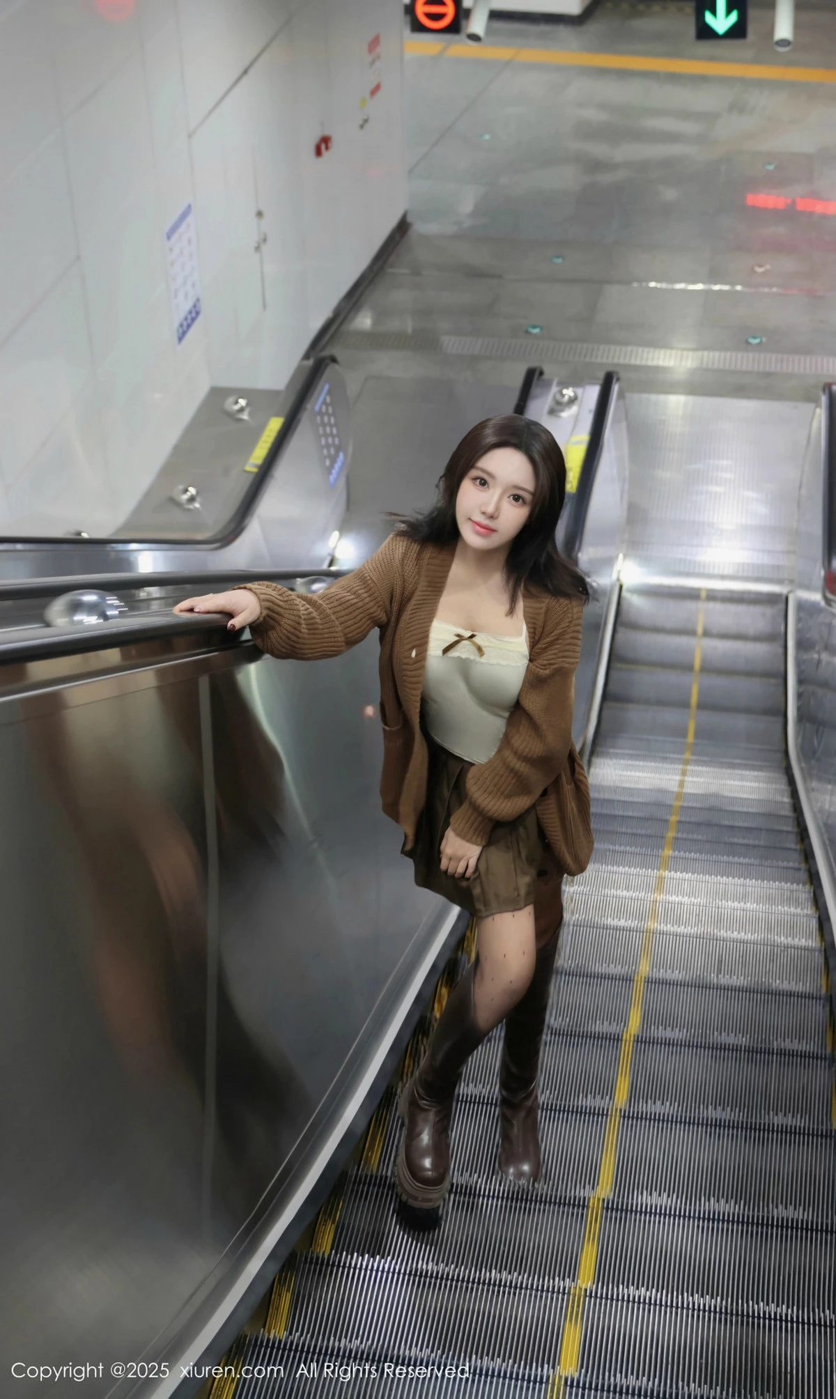 [[XiuRen秀人网]秀人网]No.9708_模特小薯条nienie深色短裙配白色吊带露超薄黑丝秀美腿诱惑写真72P