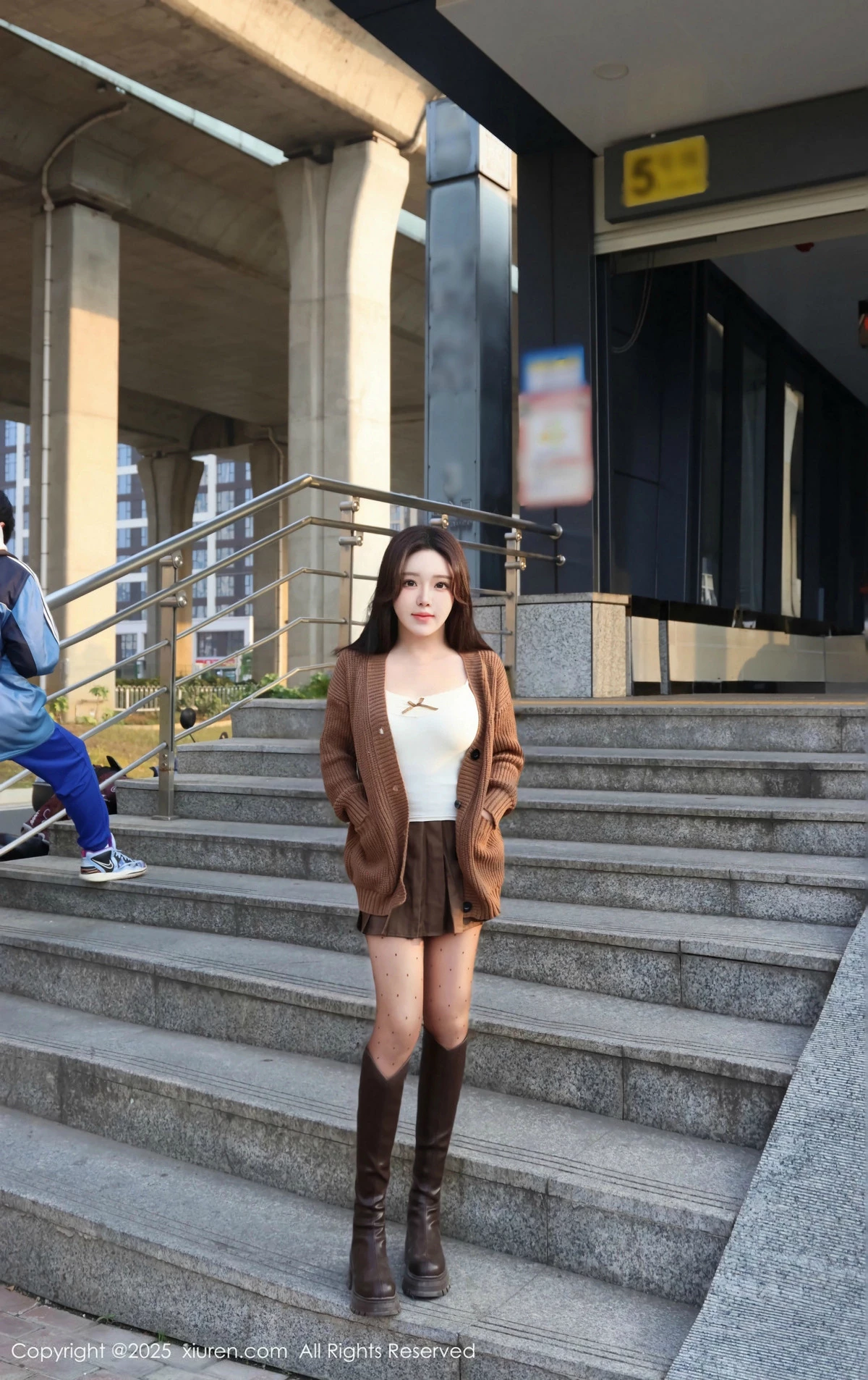 [[XiuRen秀人网]秀人网]No.9708_模特小薯条nienie深色短裙配白色吊带露超薄黑丝秀美腿诱惑写真72P