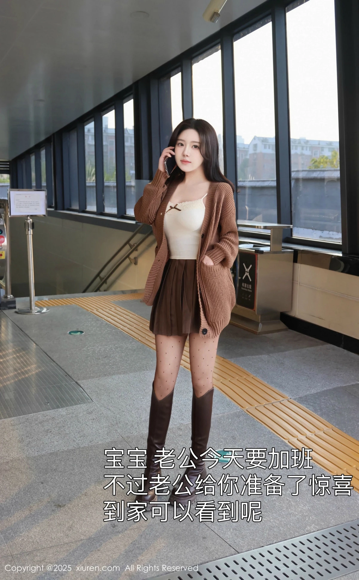 [[XiuRen秀人网]秀人网]No.9708_模特小薯条nienie深色短裙配白色吊带露超薄黑丝秀美腿诱惑写真72P