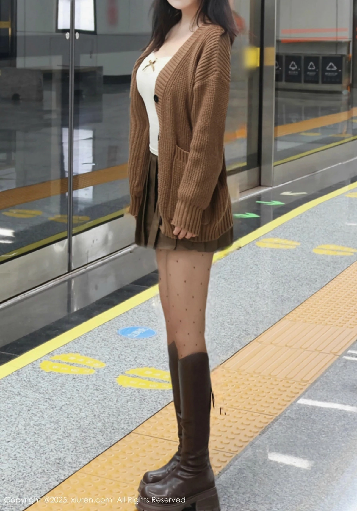 [[XiuRen秀人网]秀人网]No.9708_模特小薯条nienie深色短裙配白色吊带露超薄黑丝秀美腿诱惑写真72P