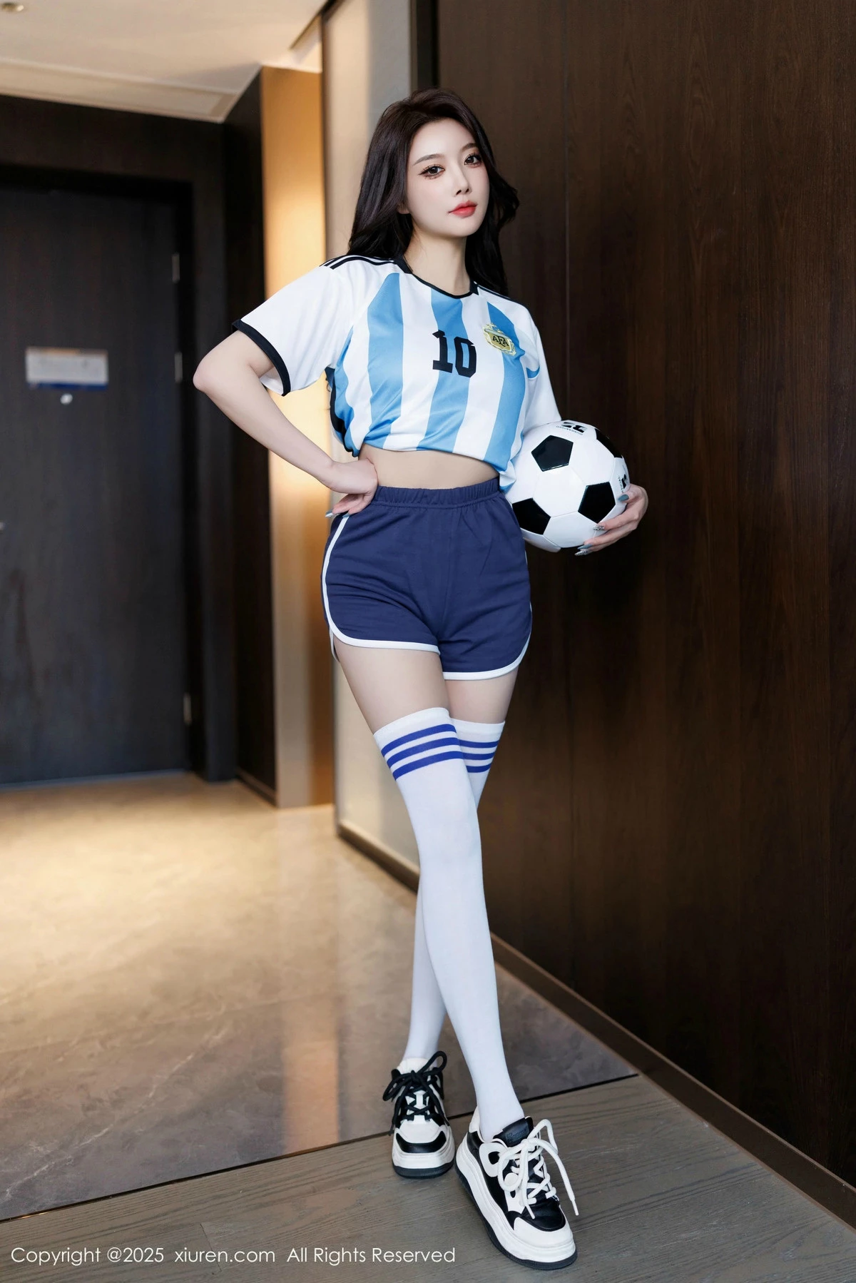 [[XiuRen秀人网]秀人网]No.9706_女神杨晨晨Yome性感蓝色球衣配白丝袜秀丰腴身材完美诱惑写真99P