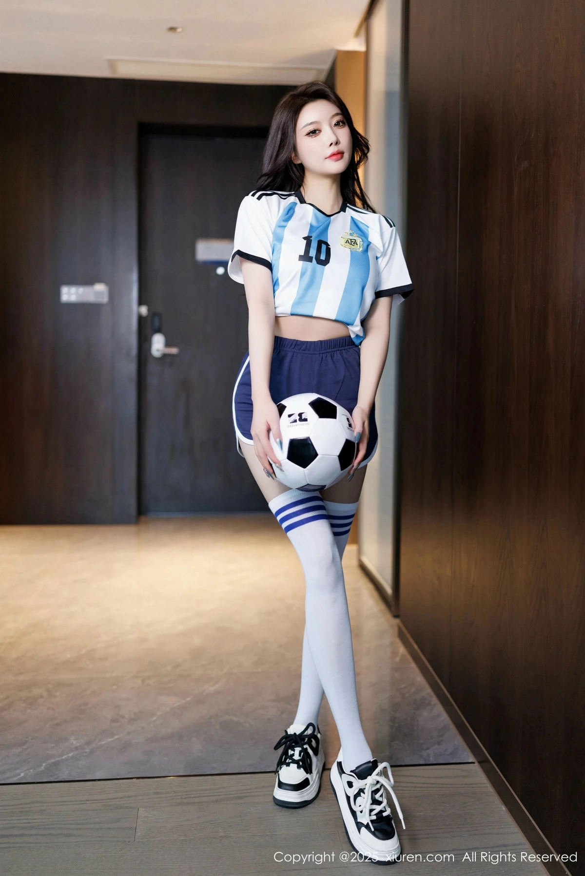 [[XiuRen秀人网]秀人网]No.9706_女神杨晨晨Yome性感蓝色球衣配白丝袜秀丰腴身材完美诱惑写真99P