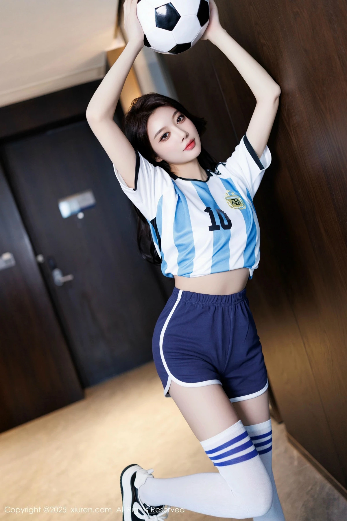 [[XiuRen秀人网]秀人网]No.9706_女神杨晨晨Yome性感蓝色球衣配白丝袜秀丰腴身材完美诱惑写真99P