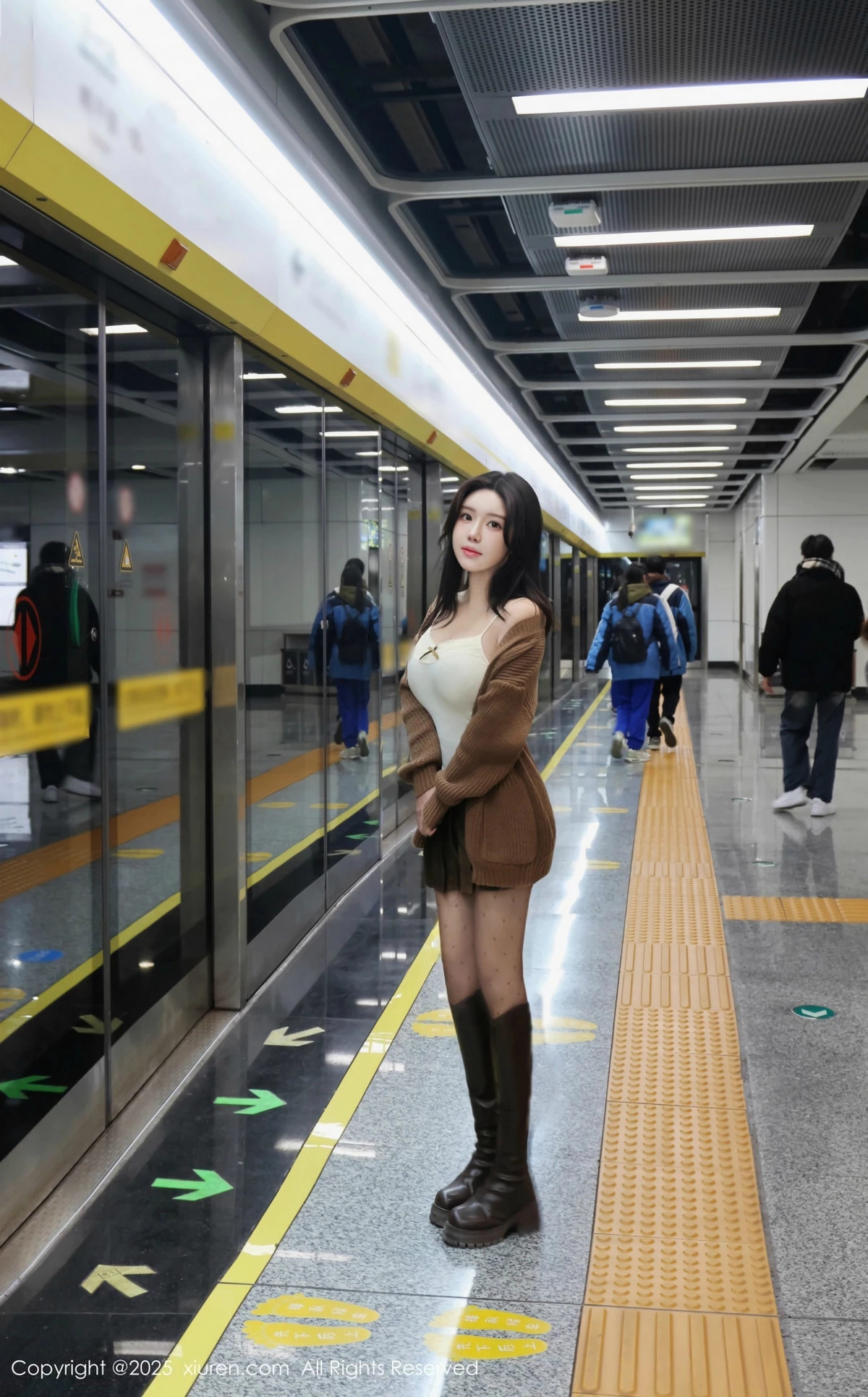 [[XiuRen秀人网]秀人网]No.9708_模特小薯条nienie深色短裙配白色吊带露超薄黑丝秀美腿诱惑写真72P