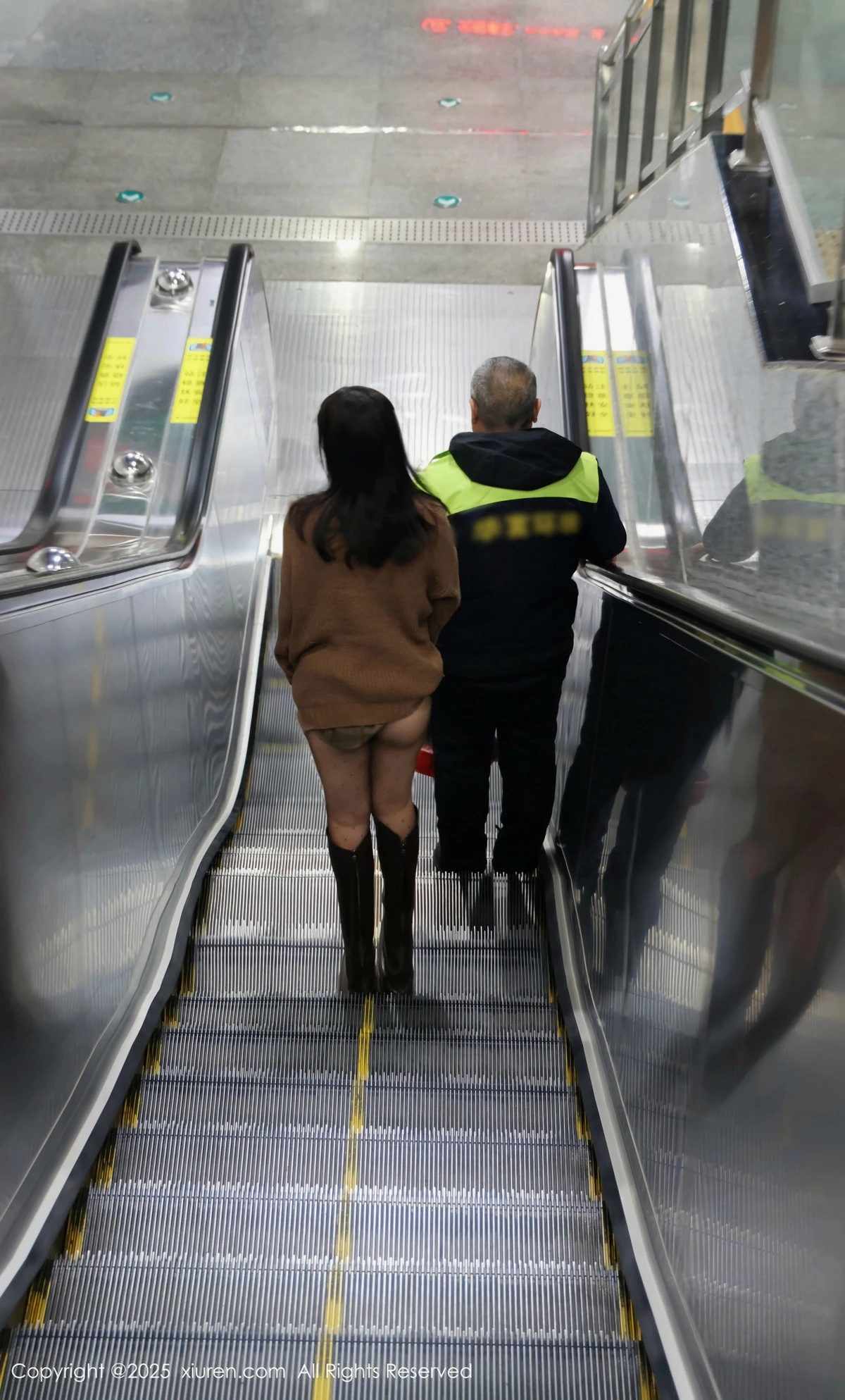 [[XiuRen秀人网]秀人网]No.9708_模特小薯条nienie深色短裙配白色吊带露超薄黑丝秀美腿诱惑写真72P