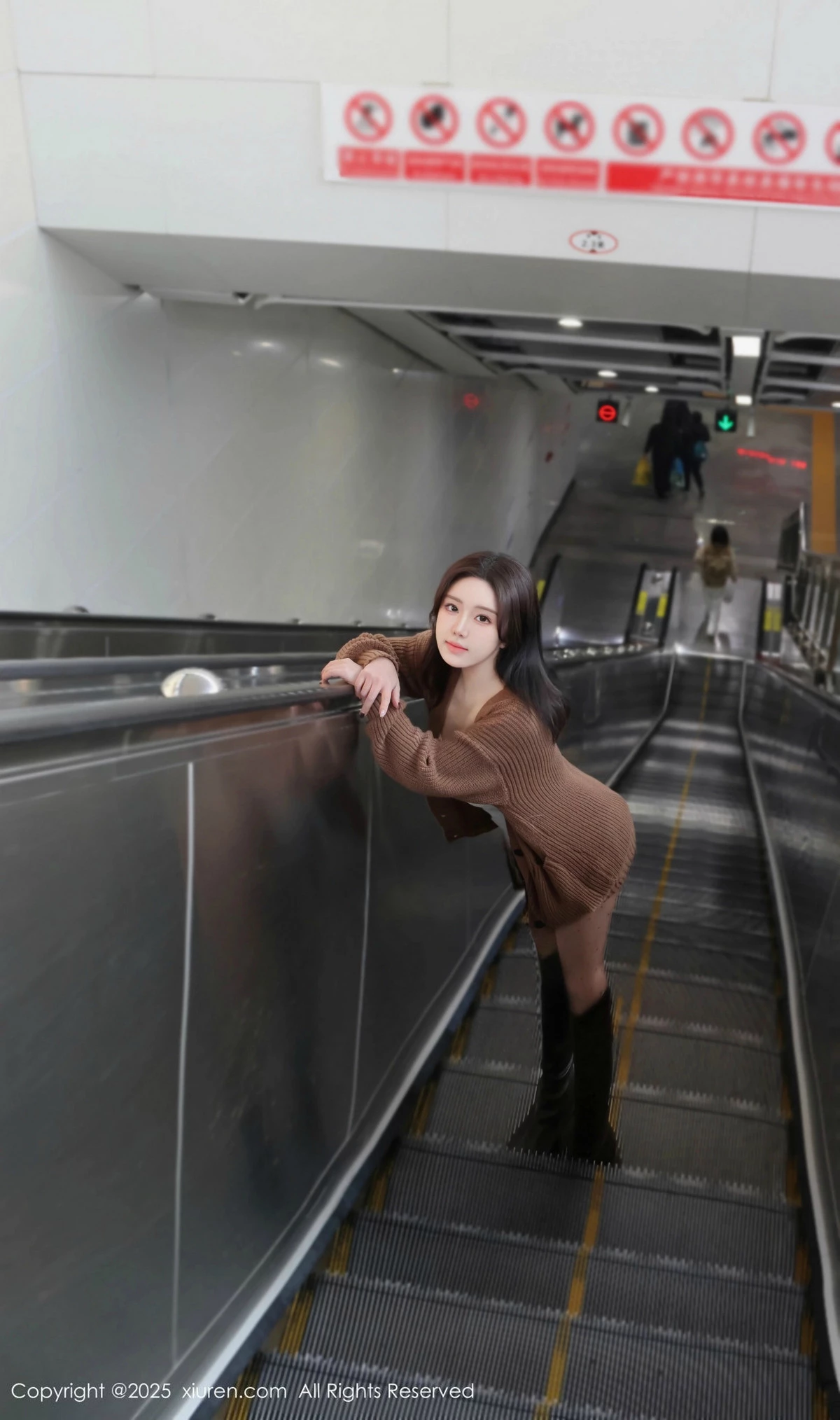 [[XiuRen秀人网]秀人网]No.9708_模特小薯条nienie深色短裙配白色吊带露超薄黑丝秀美腿诱惑写真72P