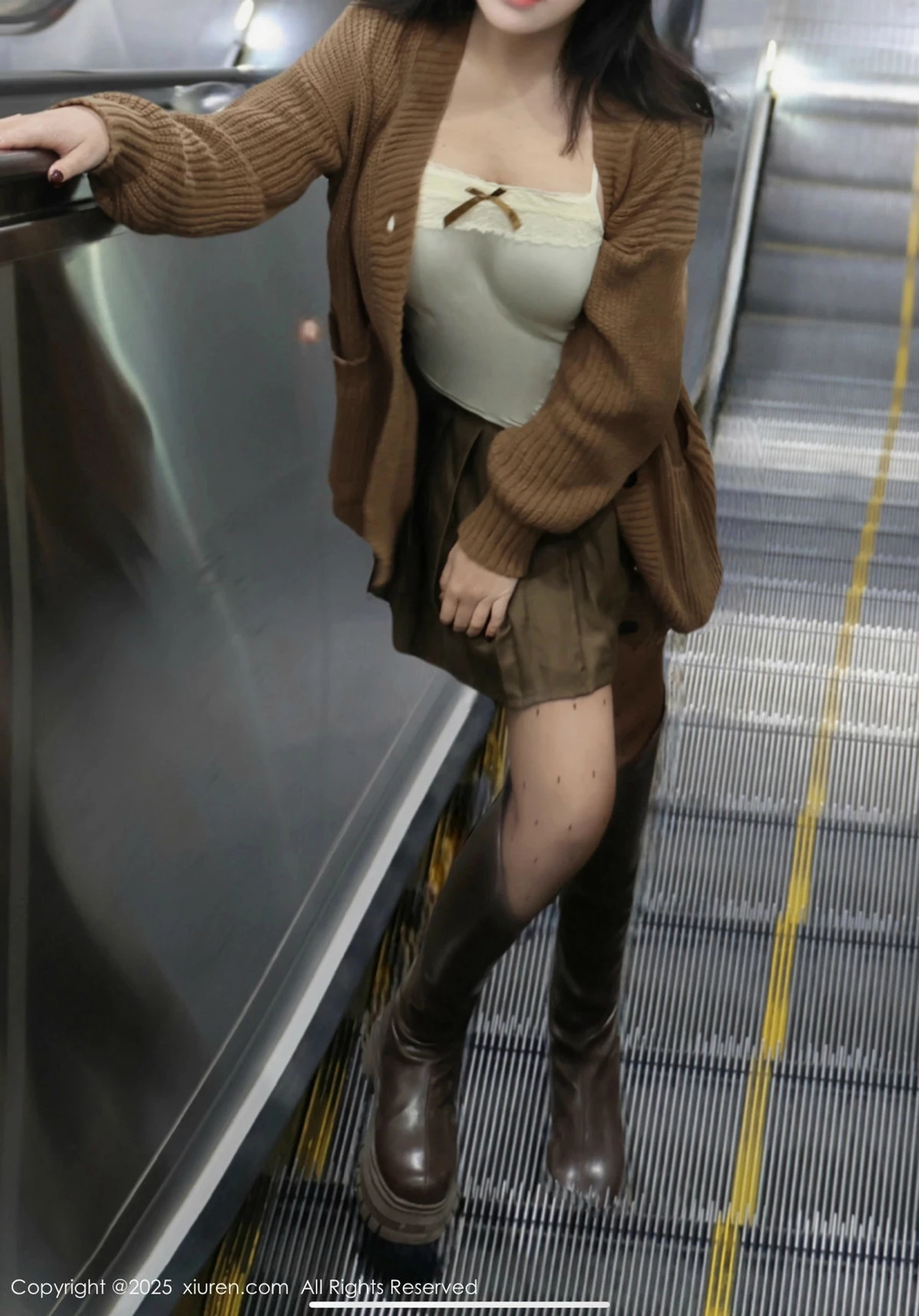 [[XiuRen秀人网]秀人网]No.9708_模特小薯条nienie深色短裙配白色吊带露超薄黑丝秀美腿诱惑写真72P